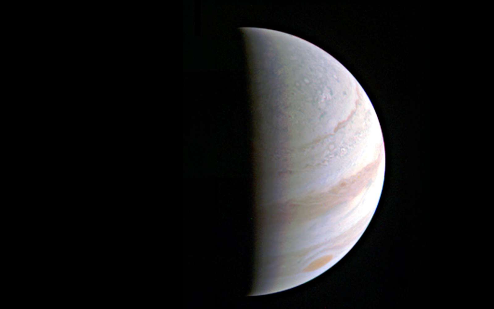 Jupiter photographiée par la sonde Juno le 27 août 2016, à quelque 703.000 km. Un peu plus tard, la sonde survolait le pôle de la plus grosse planète du Système solaire à seulement 4.200 km. La première des 36 orbites prévues venait d’être achevée. © Nasa, JPL-Caltech, SwRI, MSSS
