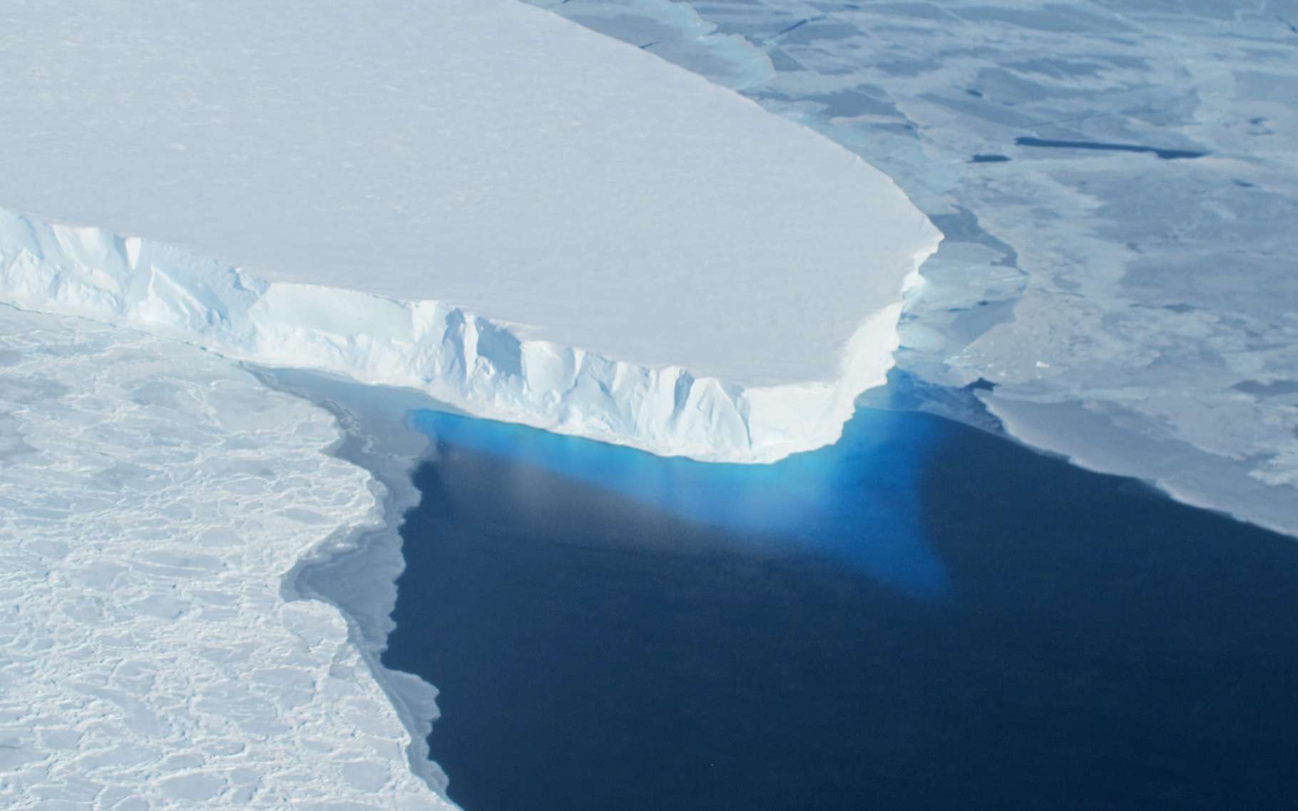 Ici, la langue glaciaire du glacier Thwaites, dans l’ouest de l’Antarctique. Pour la première fois, des chercheurs ont étudié les dessous de ce glacier à l’aide d’un sous-marin autonome. Et les données qu’il a rapportées sont plutôt inquiétantes. © Nasa