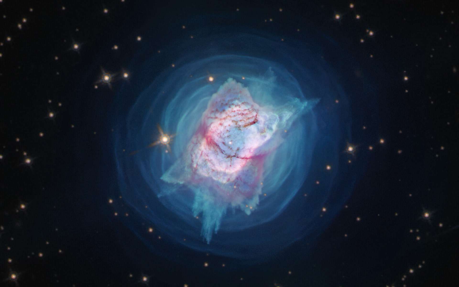 Hubble révèle les fils invisibles de deux splendides nébuleuses