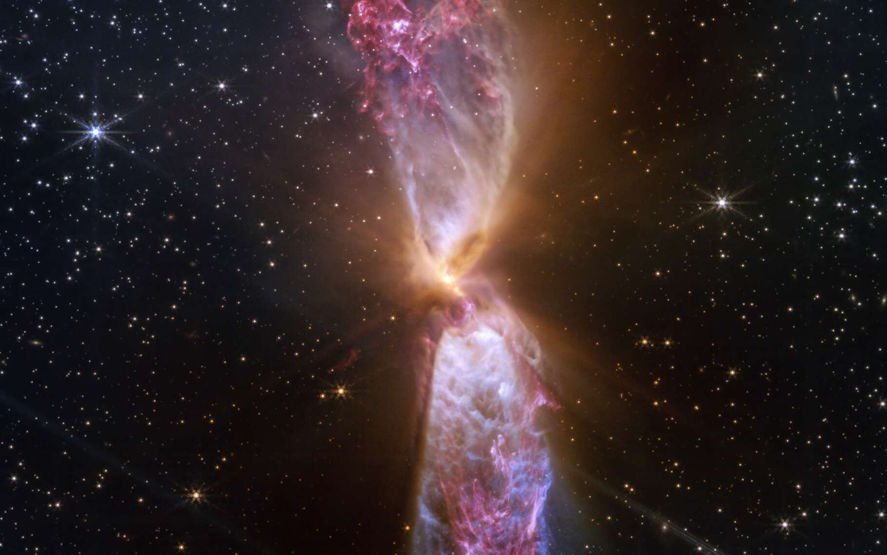 Ces images envoyées par le télescope Webb d'un « sablier cosmique » sont époustouflantes de détails