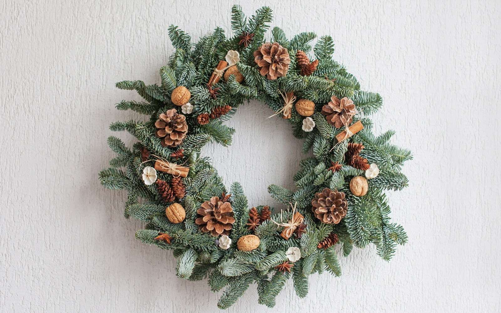Fabriquer une couronne de Noël végétale. © fadzeyeva, Adobe Stock