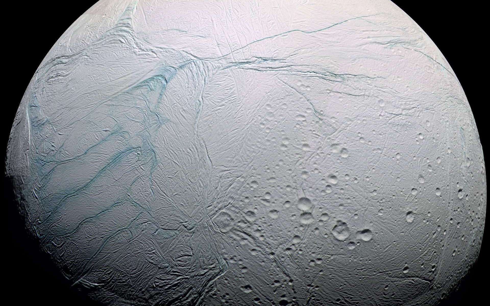 La Lune de Saturne, Encelade, contiendrait de l'eau sous sa surface glacée. © Nasa