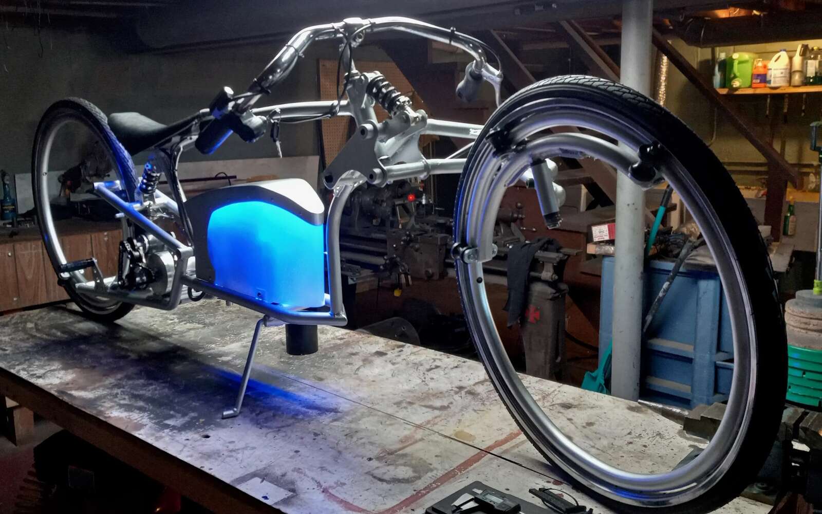 Un designer génial créé un étonnant vélo électrique avec des roues sans moyeu ni rayons !