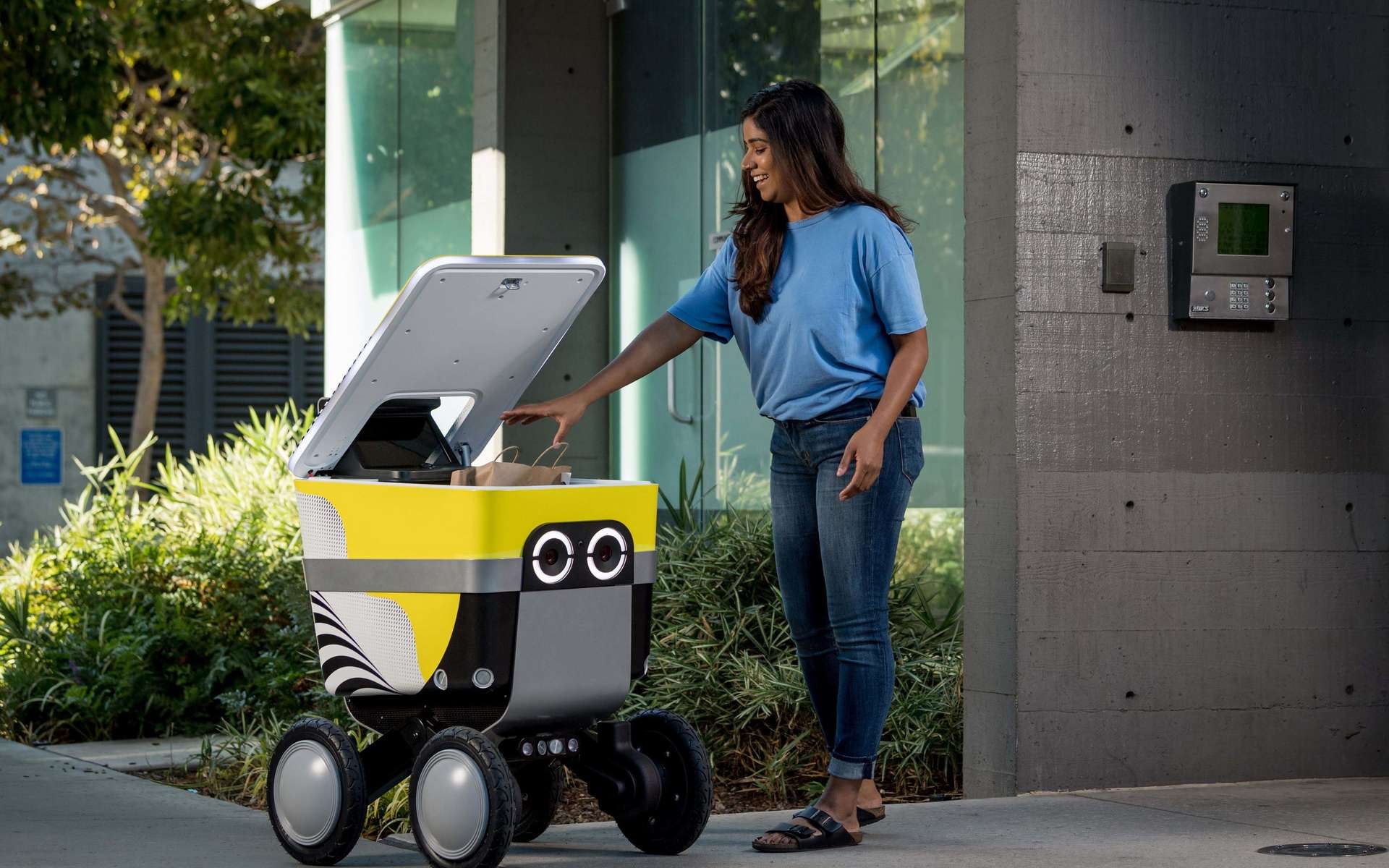 À distance, on déverrouille le robot Uber Eats pour récupérer ses courses ou ses plats. © Serve Robotics