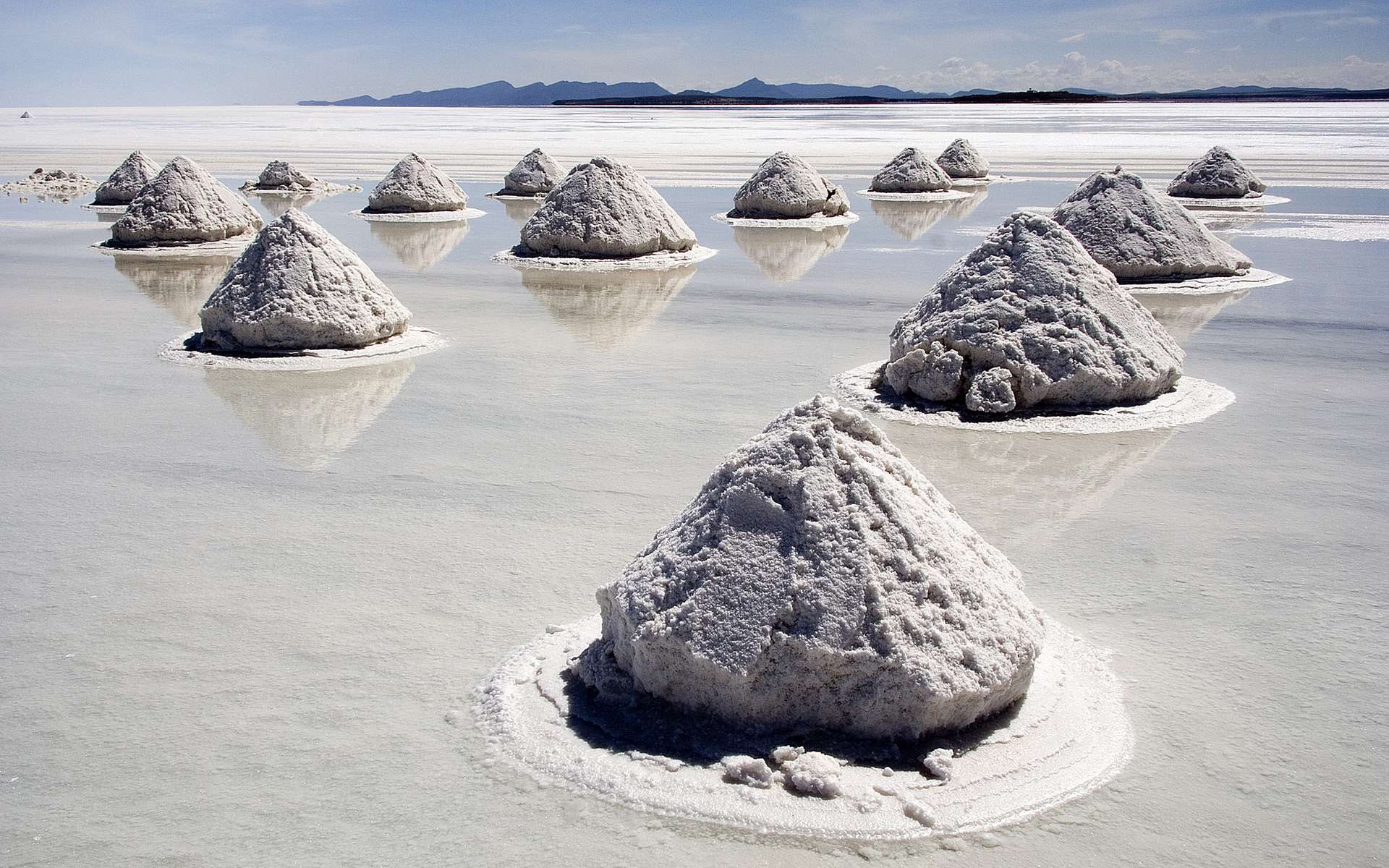 Le salar de Uyuni est le plus grand désert de sel du monde. Situé en Bolivie, il recouvre une vaste réserve de lithium. Sa formation remonte à 10.000 ans, quand l'étendue d'eau salée était une partie du lac Minchin, un lac préhistorique géant. Ainsi, comme pour les marnes du Jura, c'est une source de sel gemme. © Luca Galuzzi, cc by sa 2.5