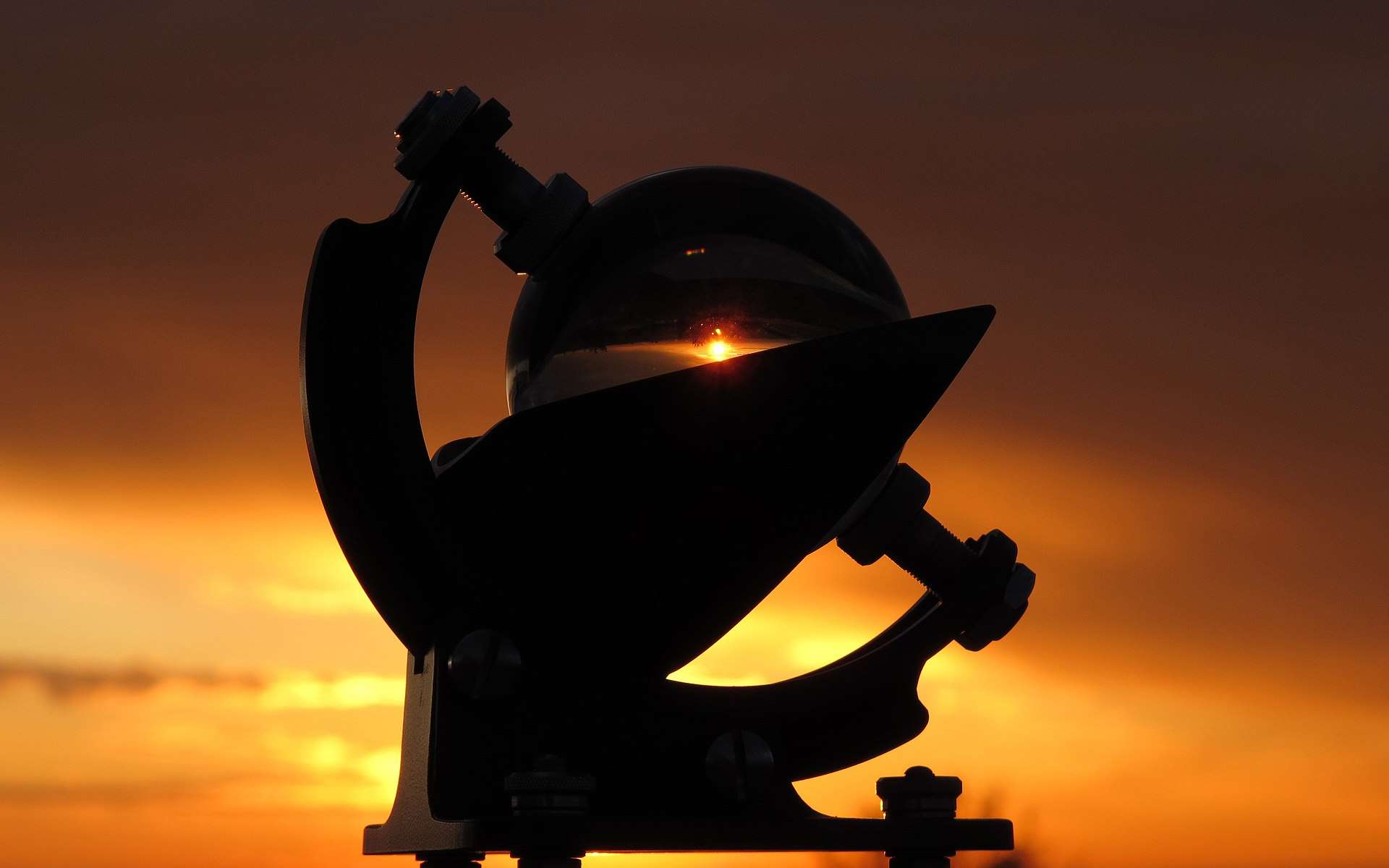 Un héliographe devant le soleil couchant. © U.S. Department of Energy