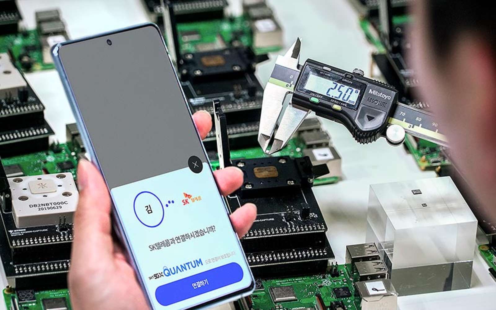 Basé sur un Samsung Galaxy A, le mobile exploite une minuscule puce permettant de générer des nombres aléatoires grâce à une technologie quantique. © SK Telecom