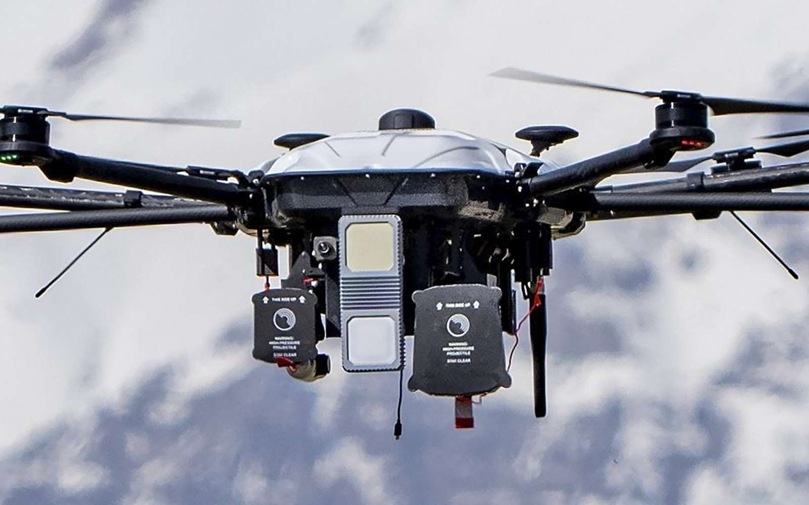Le DroneHunter peut arrêter les drones ennemis en tirant un filet. © Fortem Technologies