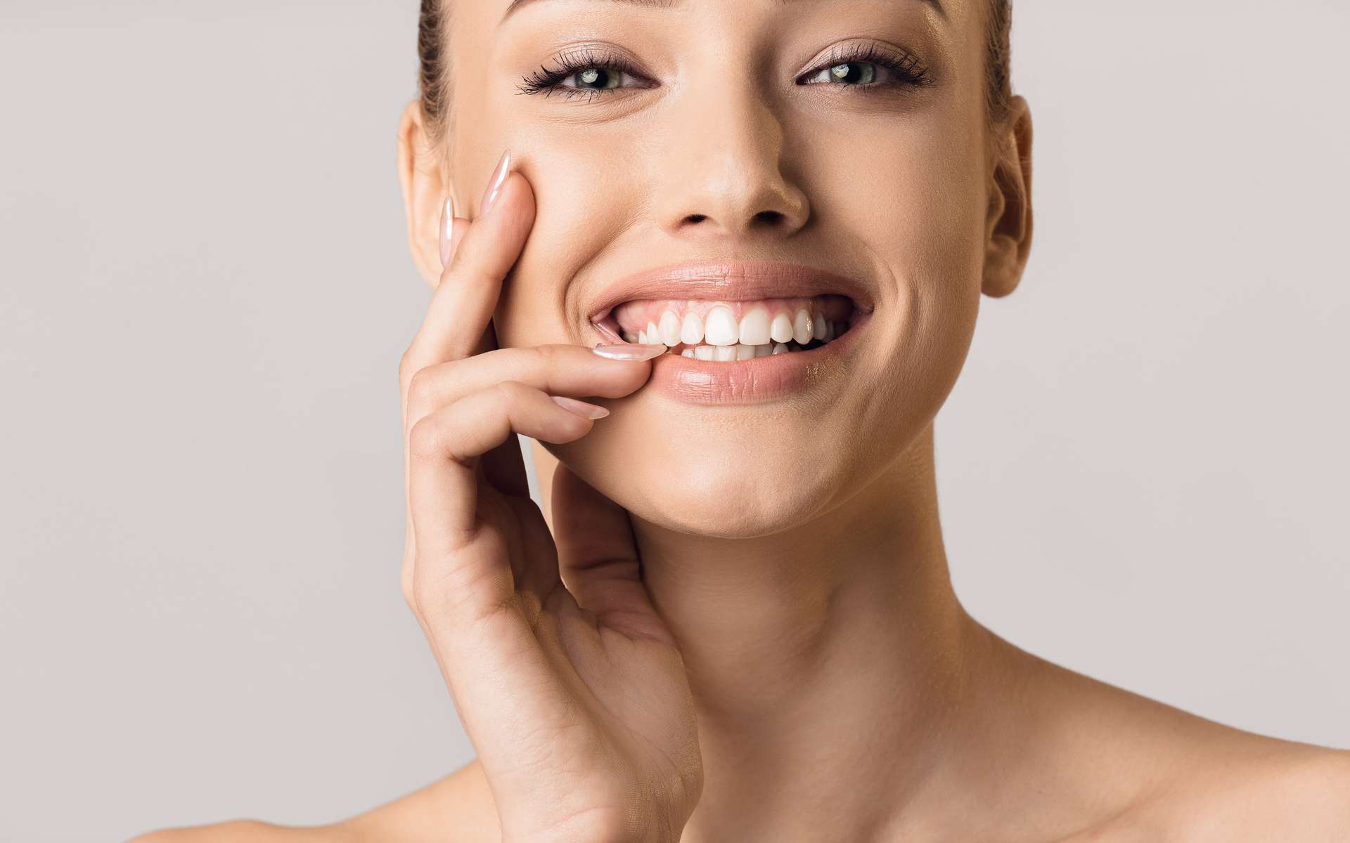 Pour une belle dentition, un brossage des dents 3 fois par jour est recommandé. © Prostock-studio