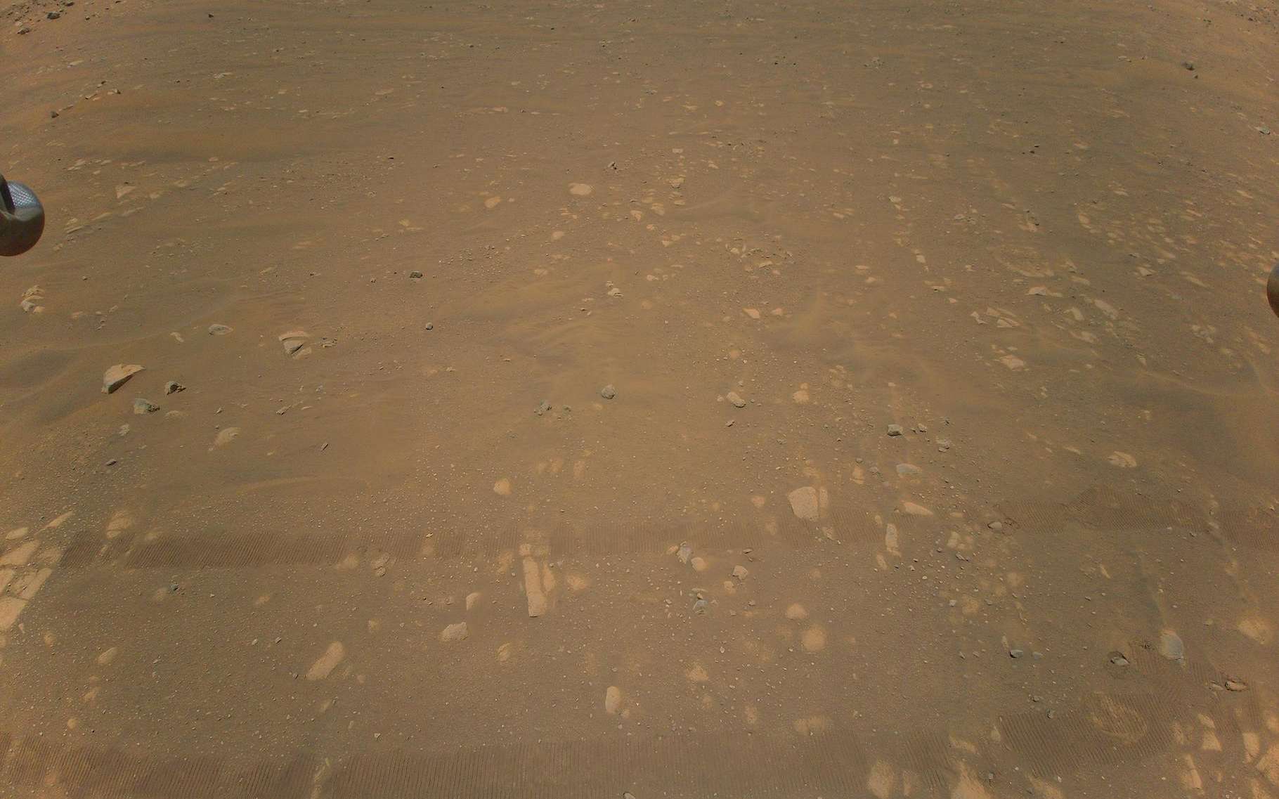 Sur cette troisième image couleur renvoyée par Ingenuity aux ingénieurs de la Nasa, on devine encore les traces laissées par le rover Perseverance au sol. Mais d’autres images le montrent bien plus clairement. © Nasa, JPL-Caltech