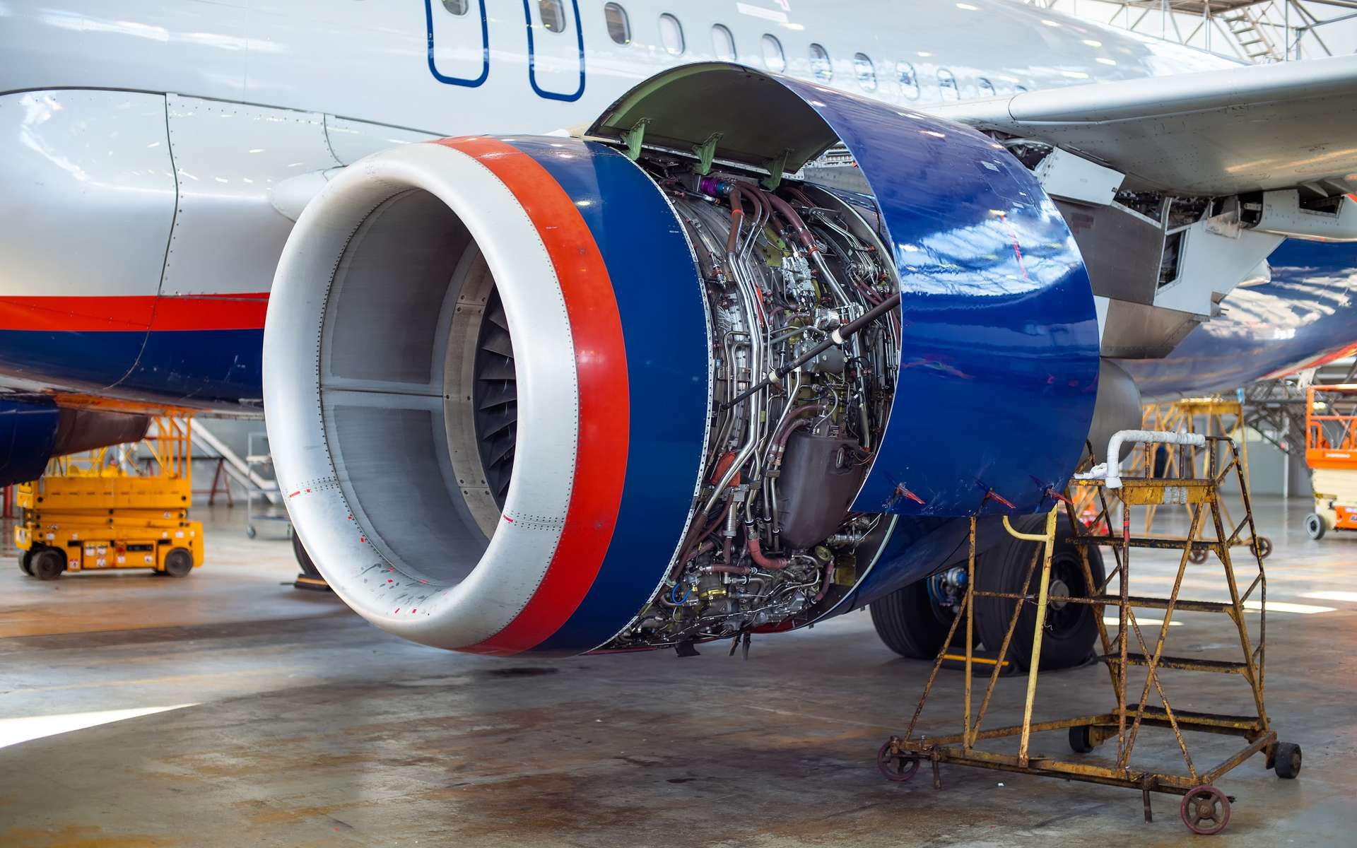 L'ingénieur aéronautique doit suivre un programme de maintenance très précis pour pouvoir garder les avions en service. © evsafronov, Adobe Stock