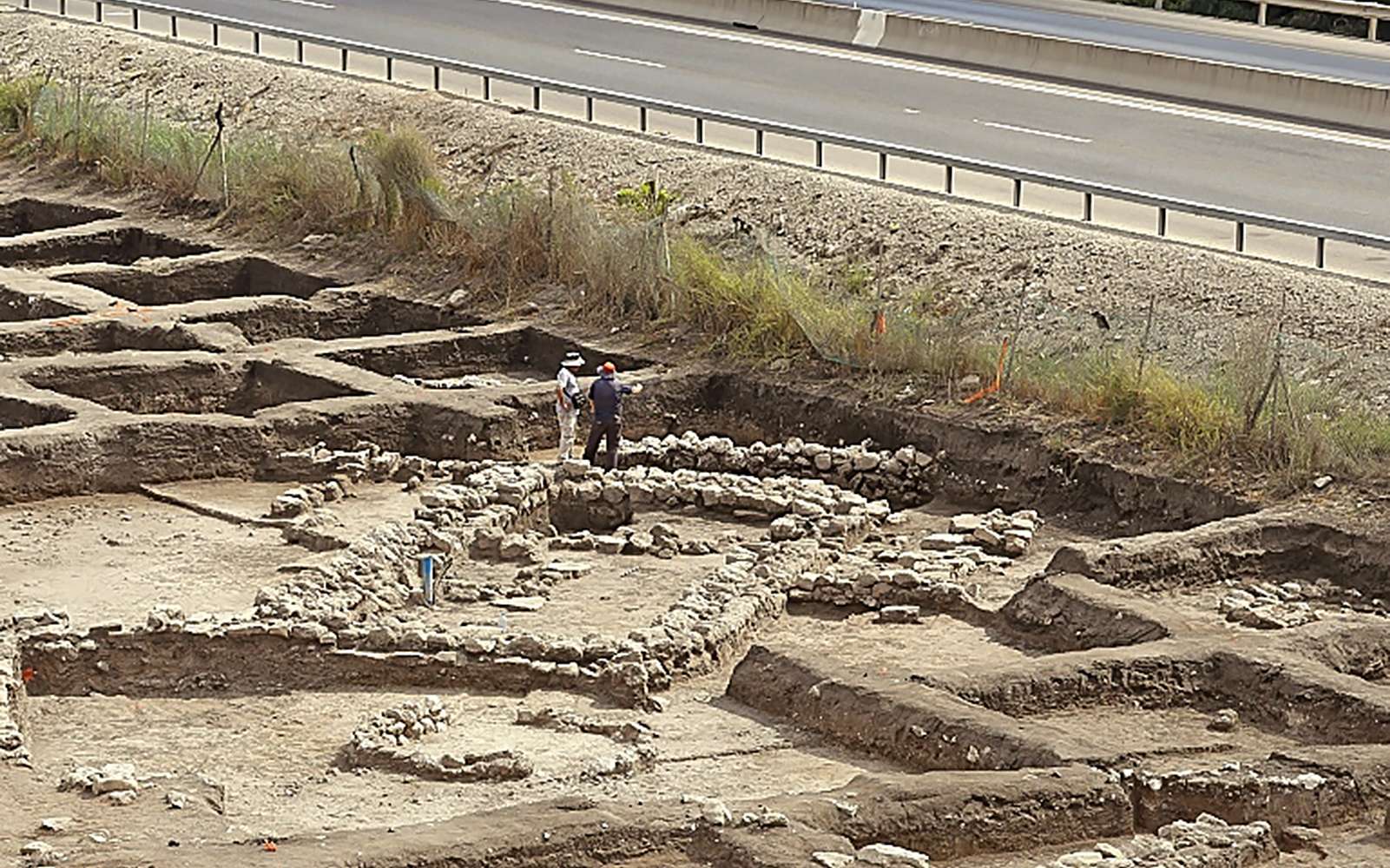 Des archéologues israéliens sur le site archéologique d'En Esur, le 6 octobre 2019 dans le centre d'Israël, où a été découverte une ville datant de l'âge de Bronze. © Jack Guez, AFP