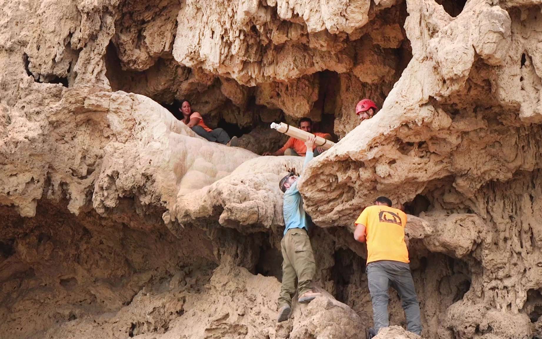 Les scientifiques émerveillés par leur découverte de quatre glaives romains cachés dans une grotte