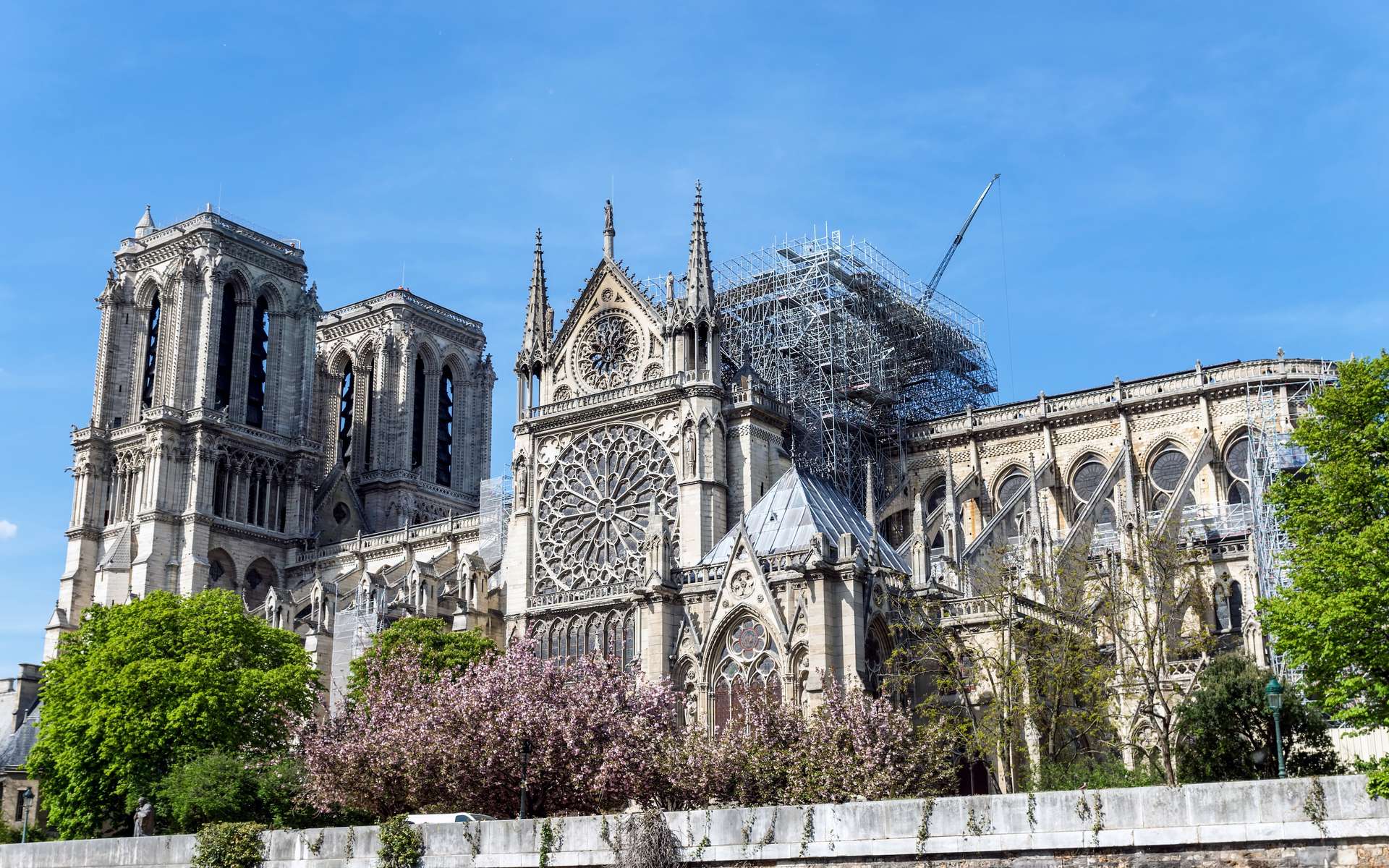 La cathédrale de Notre-Dame de Paris quelques jours après l'incendie de son toit et de la flèche. © UlyssePixel, Adobe Stock