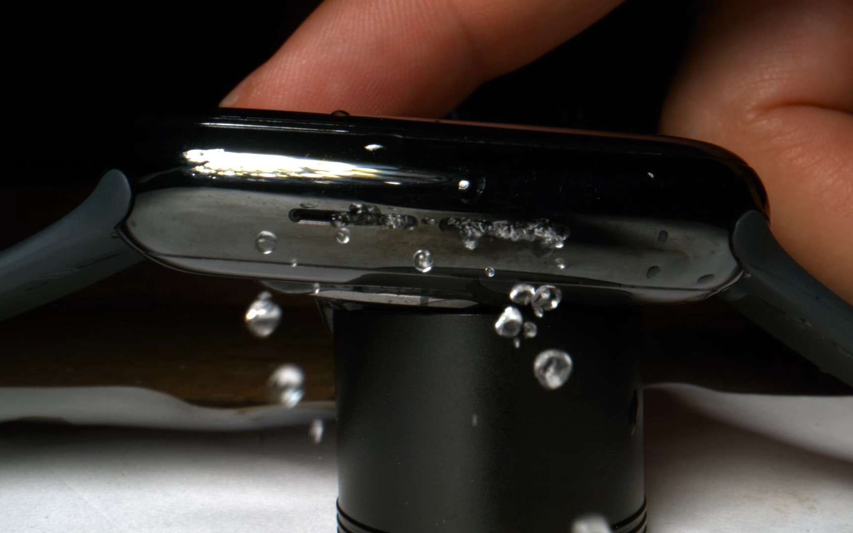 L’Apple Watch utilise les vibrations du haut-parleur pour expulser l’eau. © The Slow Mo Guys