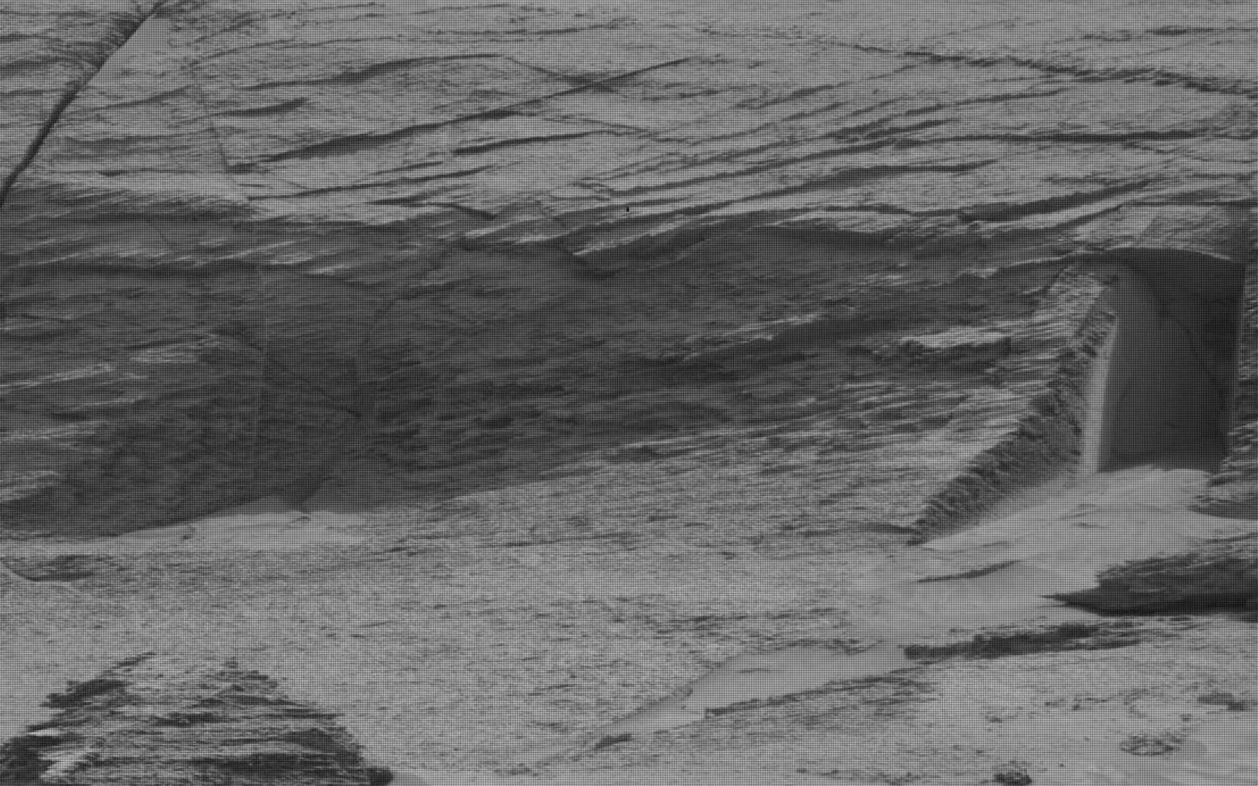 Curieuse découverte sur Mars d'une porte d'entrée creusée dans la roche !