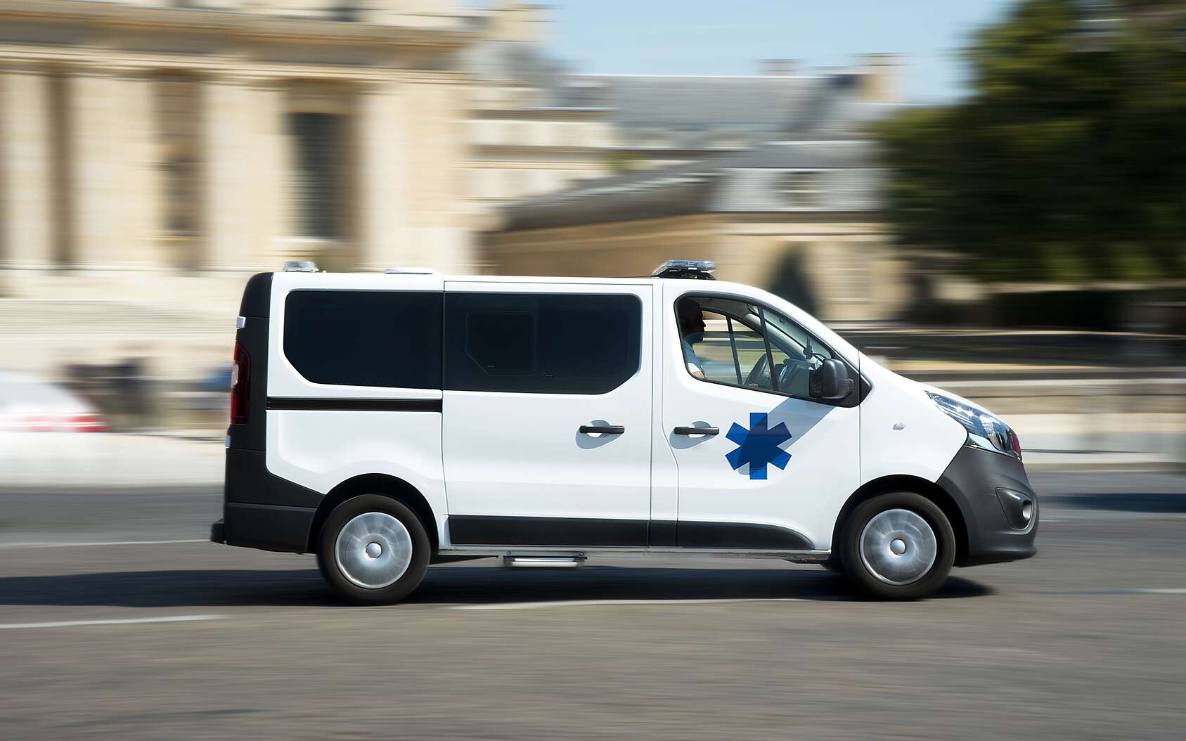 L’ambulancier est souvent en transit entre deux transports de patients, malades, accidentés ou handicapés. © pixel974, Fotolia.