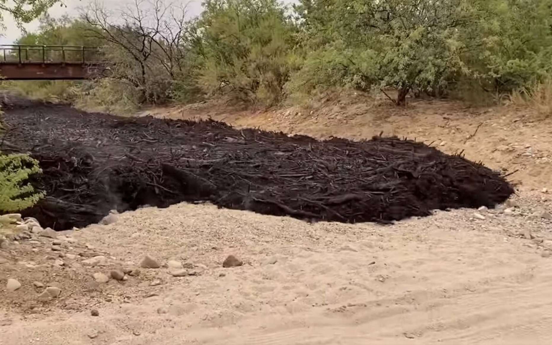 Un étrange torrent noir a déferlé en l'Arizona