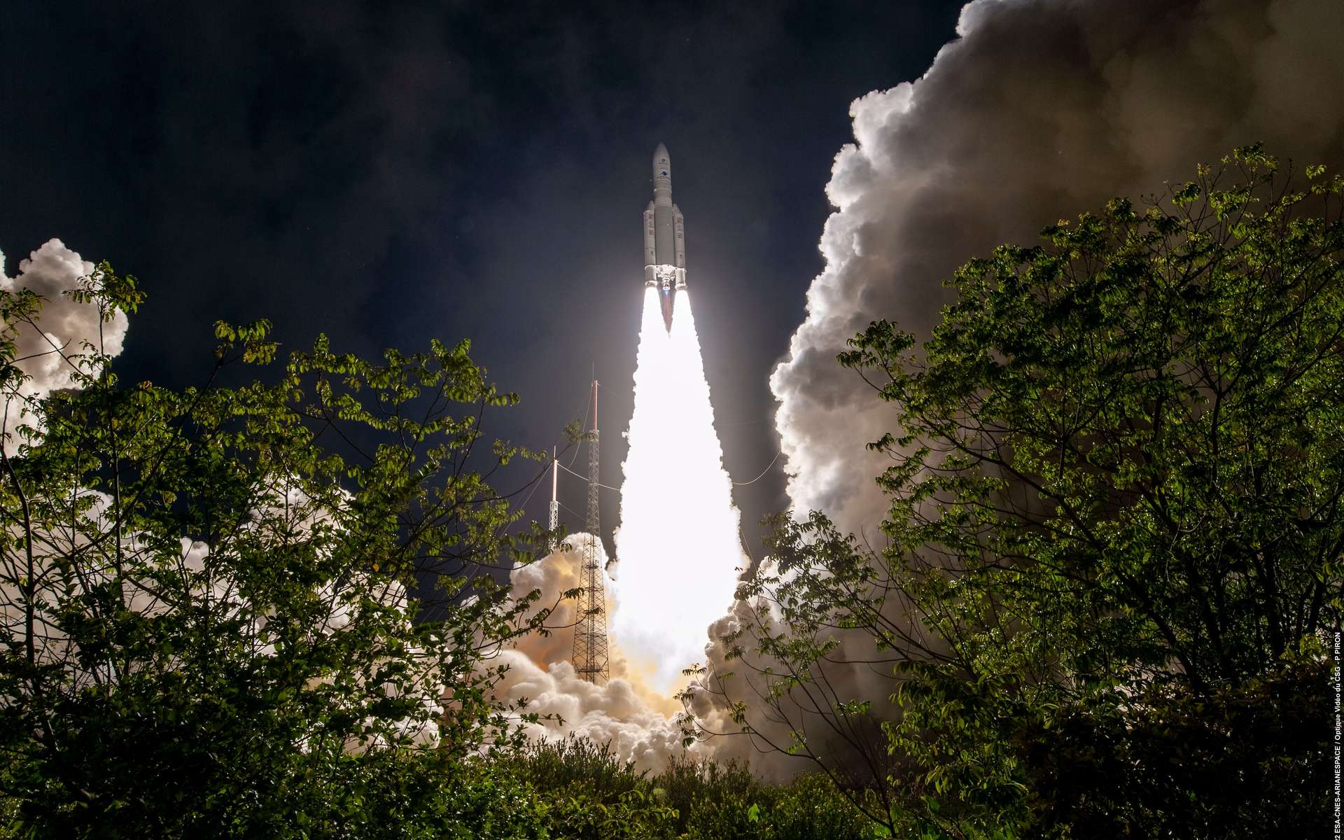 En images, le décollage réussi d'Ariane 5