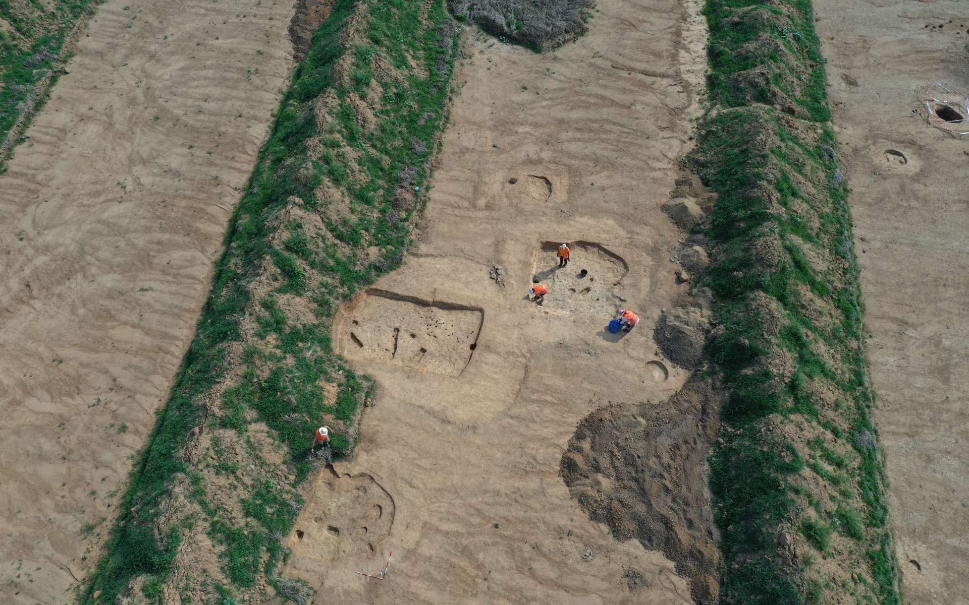 En construisant une route non loin de Prague, ils découvrent des vestiges vieux de 7 000 ans !