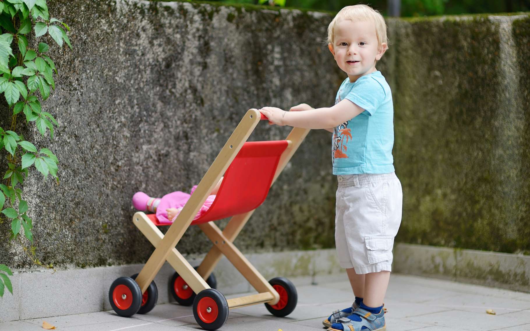 Les petits garçons préfèrent les objets sociaux, comme les poupées, aux jouets non sociaux, comme les voitures. © MNStudio, Shutterstock