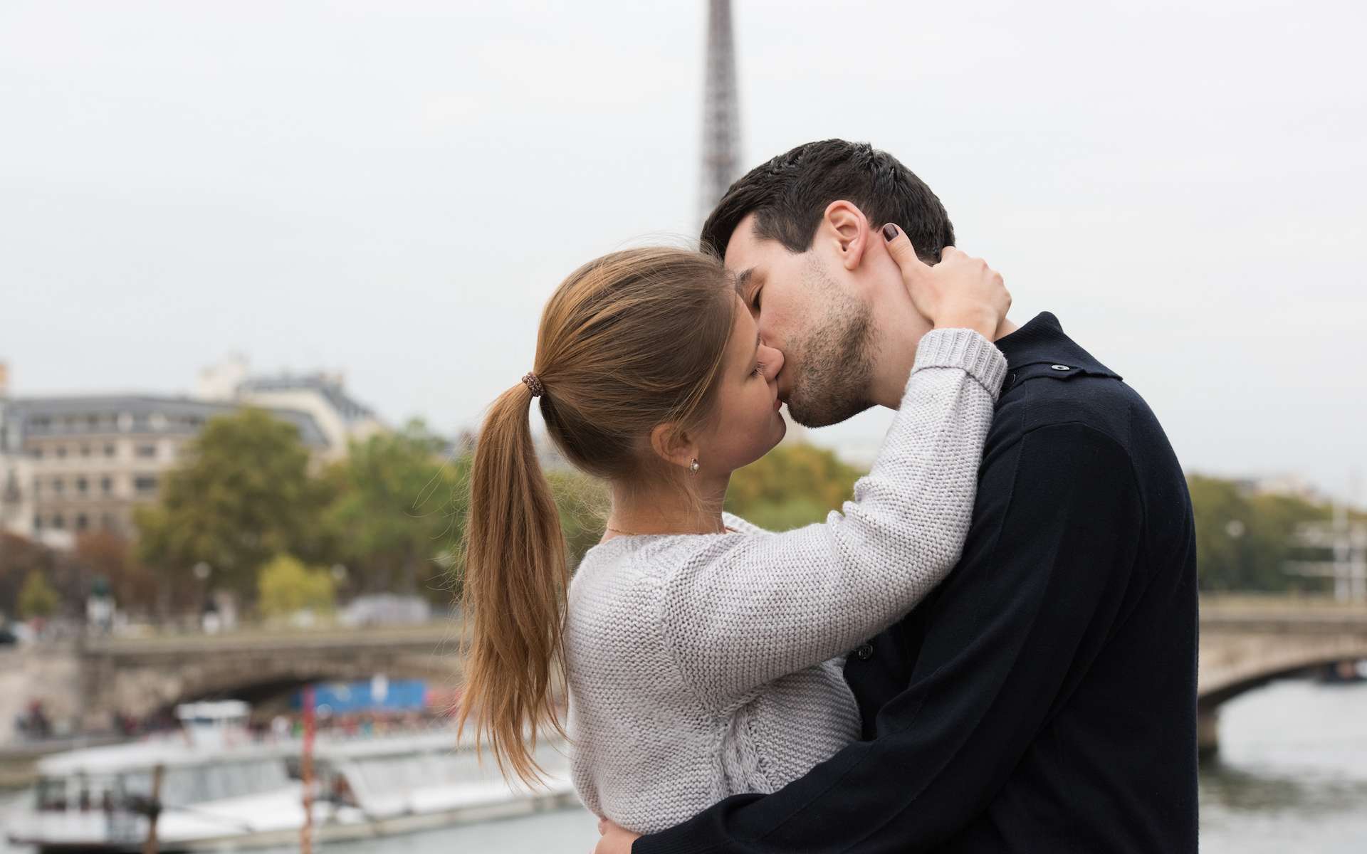 Des millions d'envahisseurs dans chaque baiser avec la langue... et c'est une excellente nouvelle pour votre santé !