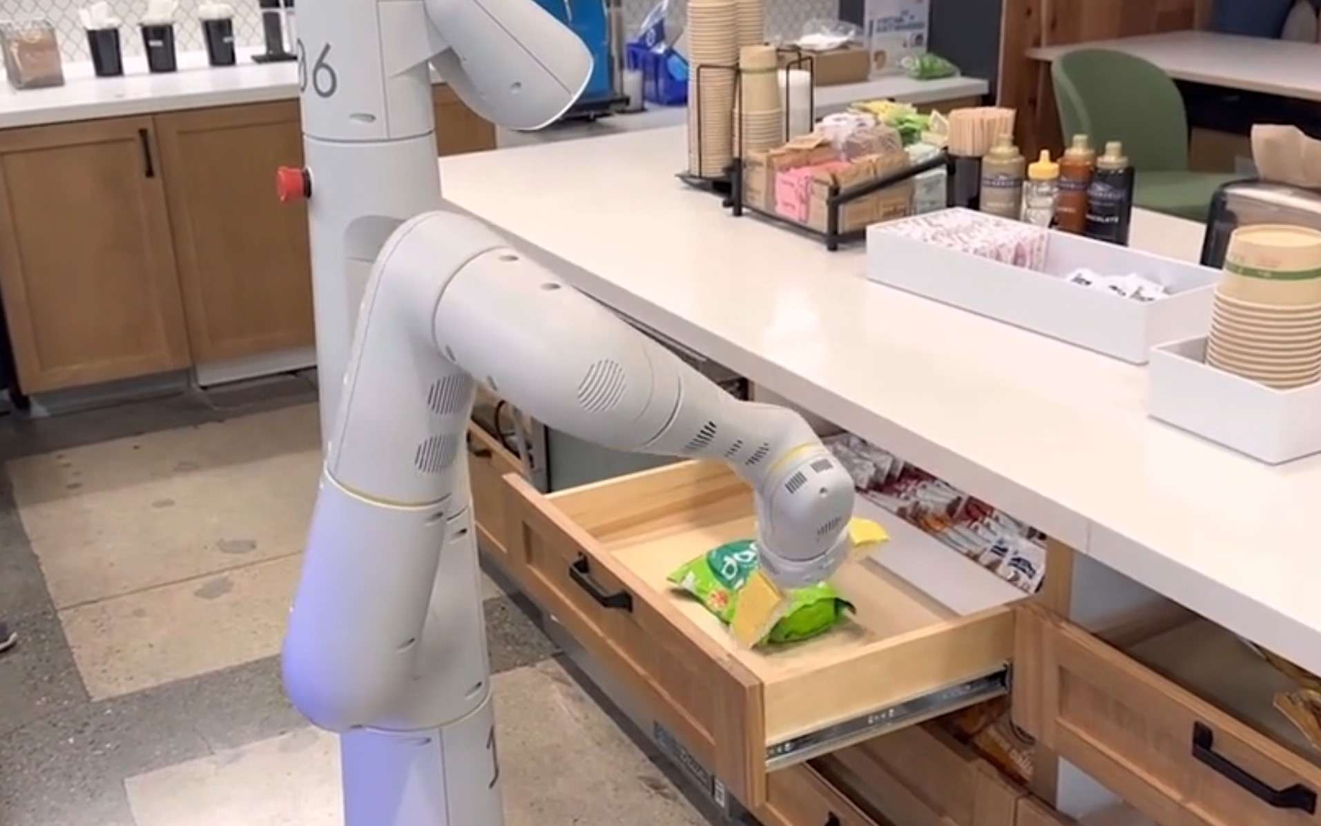L'IA du robot de Google peut faire la discussion et vous servir à manger