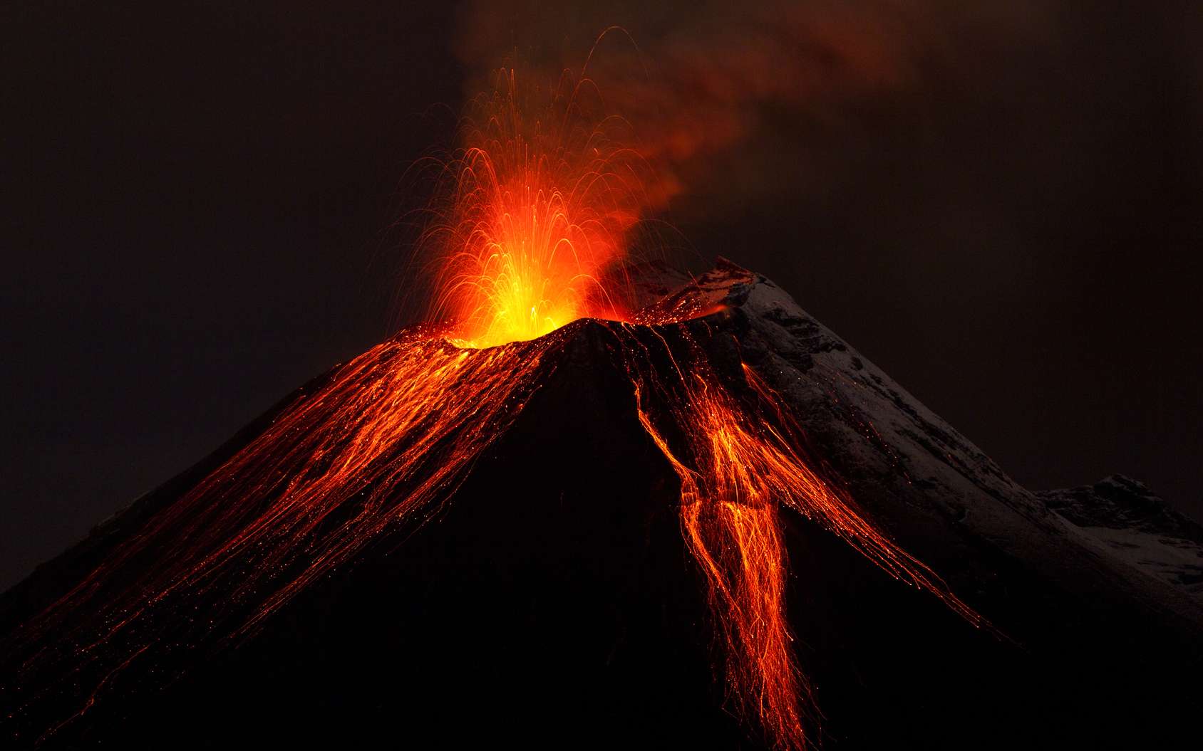 volcan en éruption