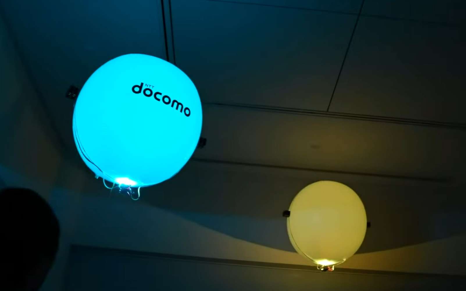 Ce drone est soulevé par un ballon d’hélium et propulsé par des ultrasons. © NTT Docomo