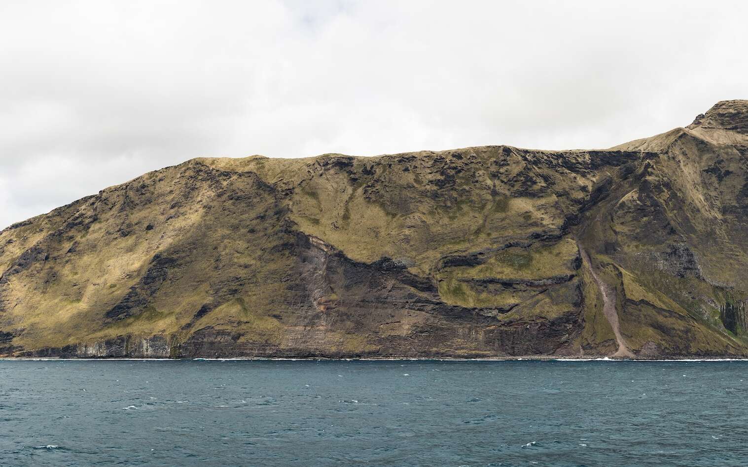 L'île la plus isolée du monde en proie aux flammes : une biodiversité unique en péril et les scientifiques obligés de fuir !