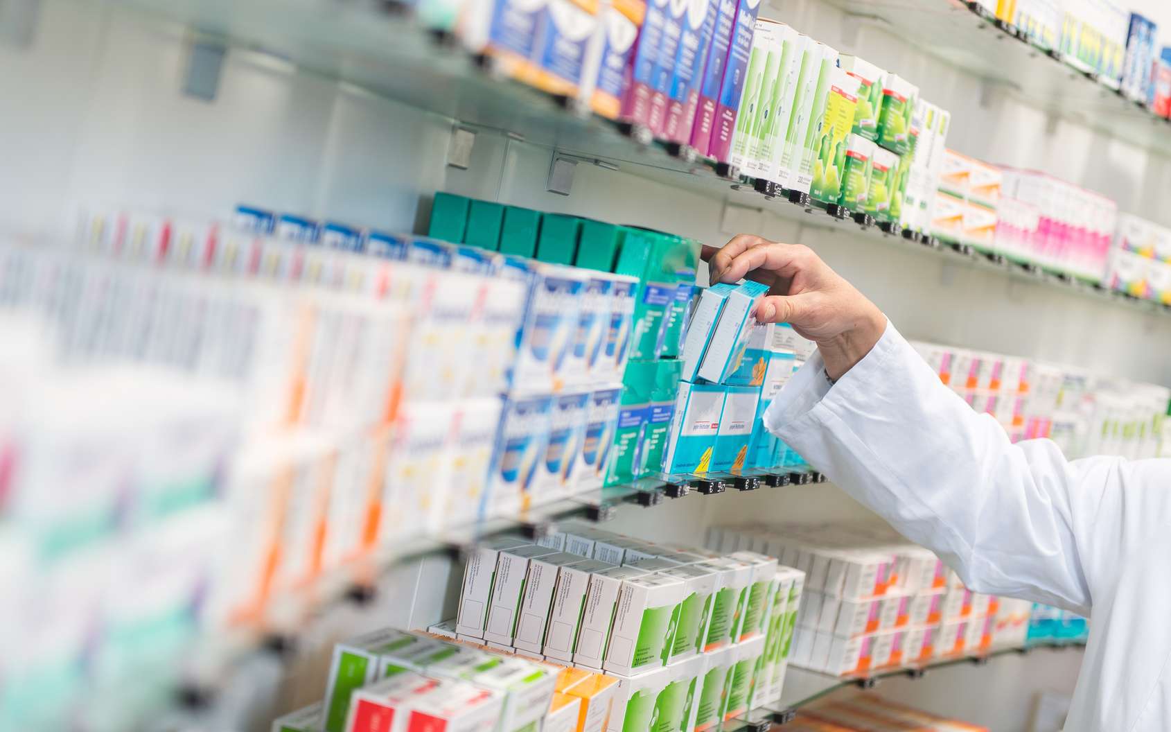 Le préparateur en pharmacie délivre des médicaments sur ordonnance ou non aux clients qu’il reçoit à son comptoir. © benjaminnolte, Fotolia.