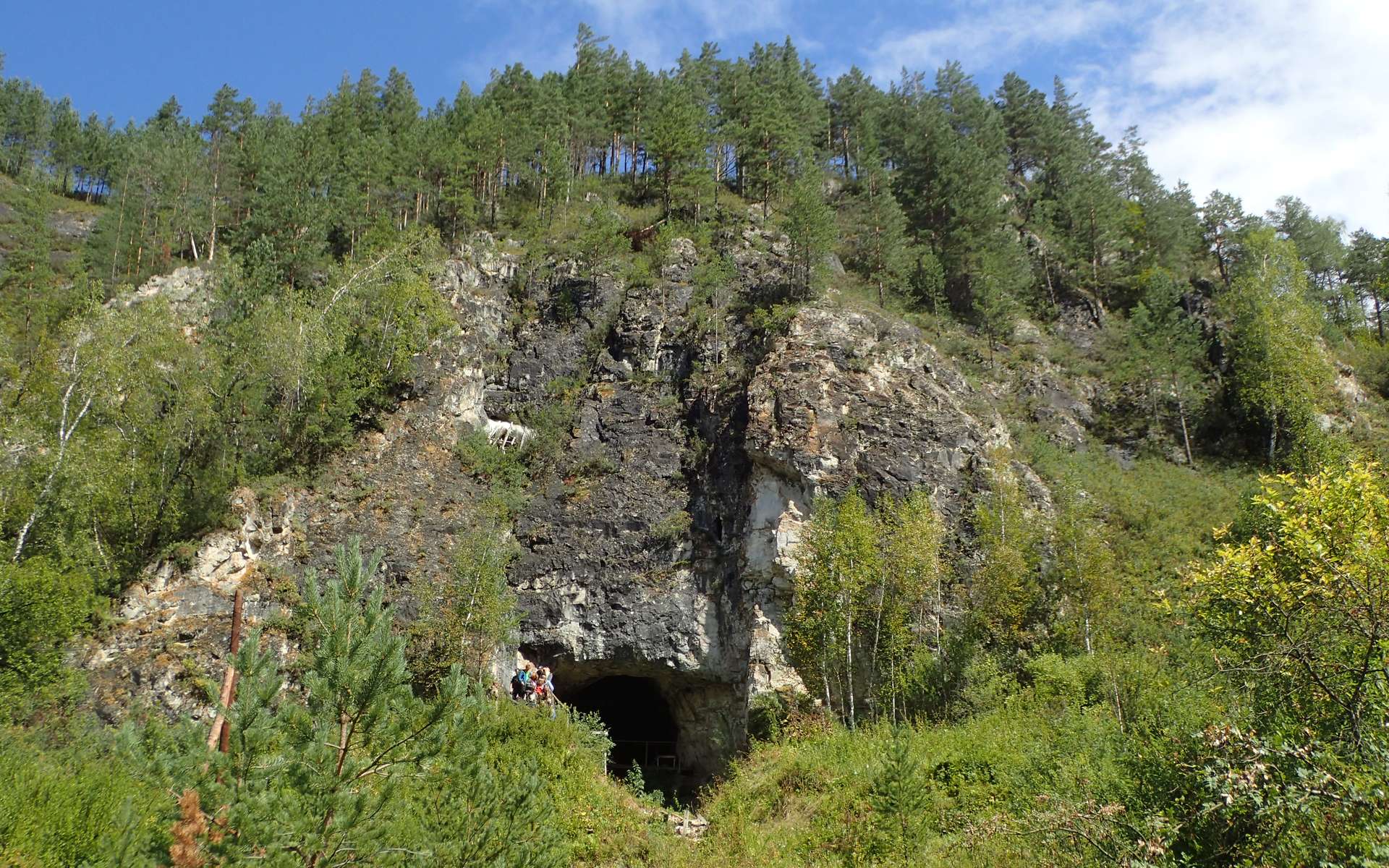 La grotte de Denisova en Sibérie est le lieu où a été découvert l’homme de Denisova. © Richard (Bert) Roberts