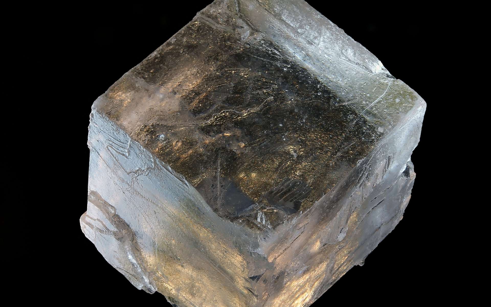 L’halite, encore appelée sel gemme, est une espèce minérale solide, composée de chlorure de sodium, de formule brute NaCl. Cette roche est une évaporite qui se trouve le plus souvent sous forme de sel marin fossilisé avec d'autres roches évaporites ou salines dans les bassins sédimentaires. Elle pourrait servir de paléodétecteur de particules de matière noire. © Wikipedia, Hans-Joachim Engelhardt, CC by-sa 4.0