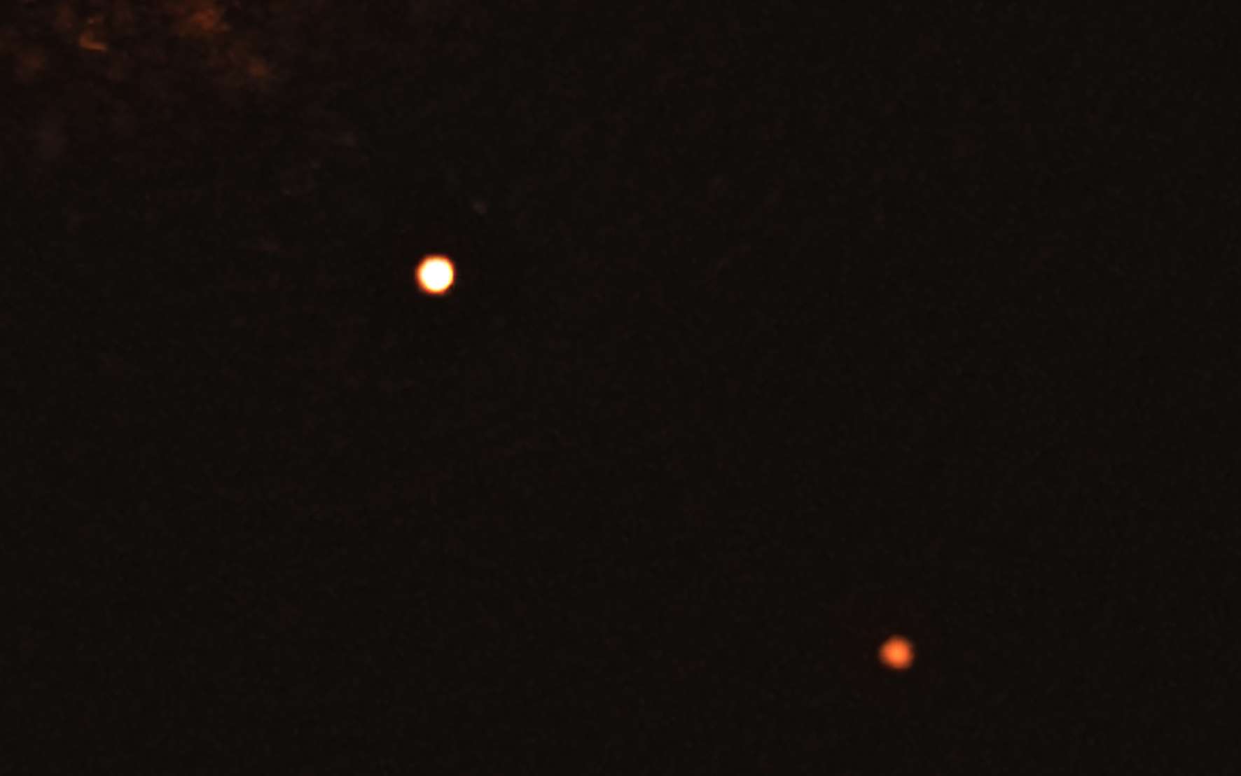 Sur cette image capturée par l’instrument Sphere qui équipe le Very Large Telescope de l’ESO figure l’étoile TYC 8998-760-1 entourée de deux exoplanètes géantes. C’est la toute première fois que les astronomes parviennent à observer directement plus d’une planète en orbite autour d’une étoile semblable au Soleil. © ESO, Bohn et al.