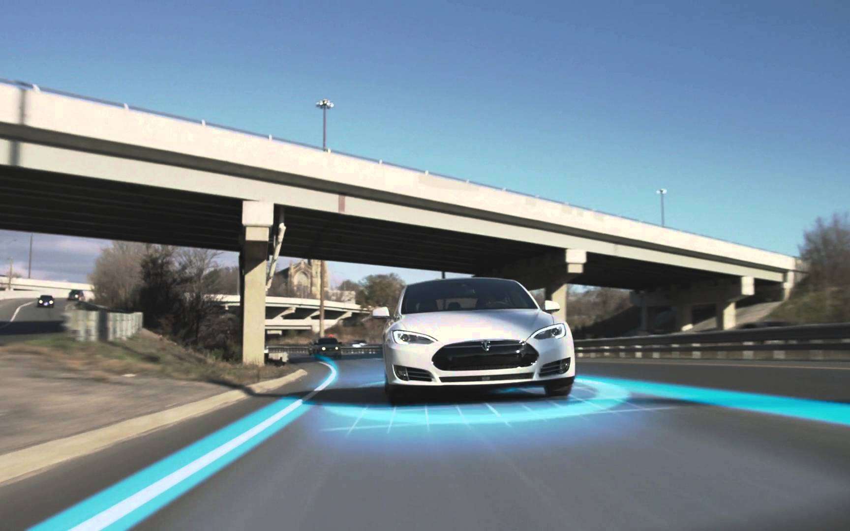 L'Autopilot d'une Tesla anticipe un accident sur autoroute