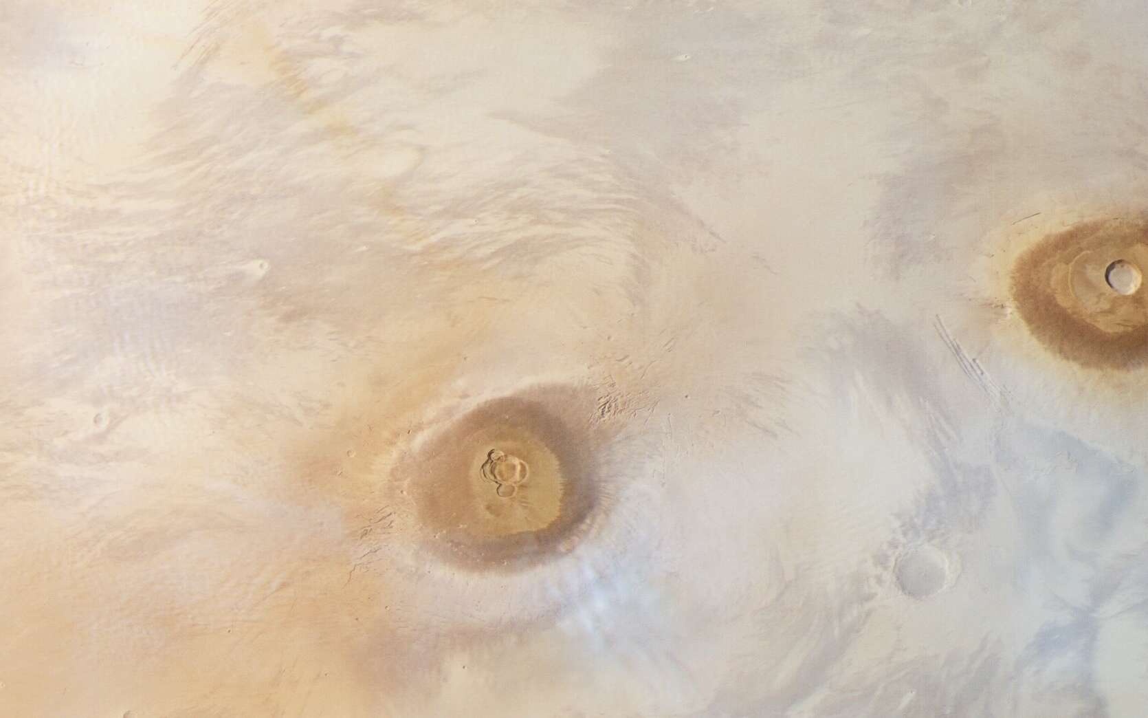 Mars comme vous ne l'avez jamais vue : la Nasa capture une scène irréelle d'un volcan géant qui perce les nuages