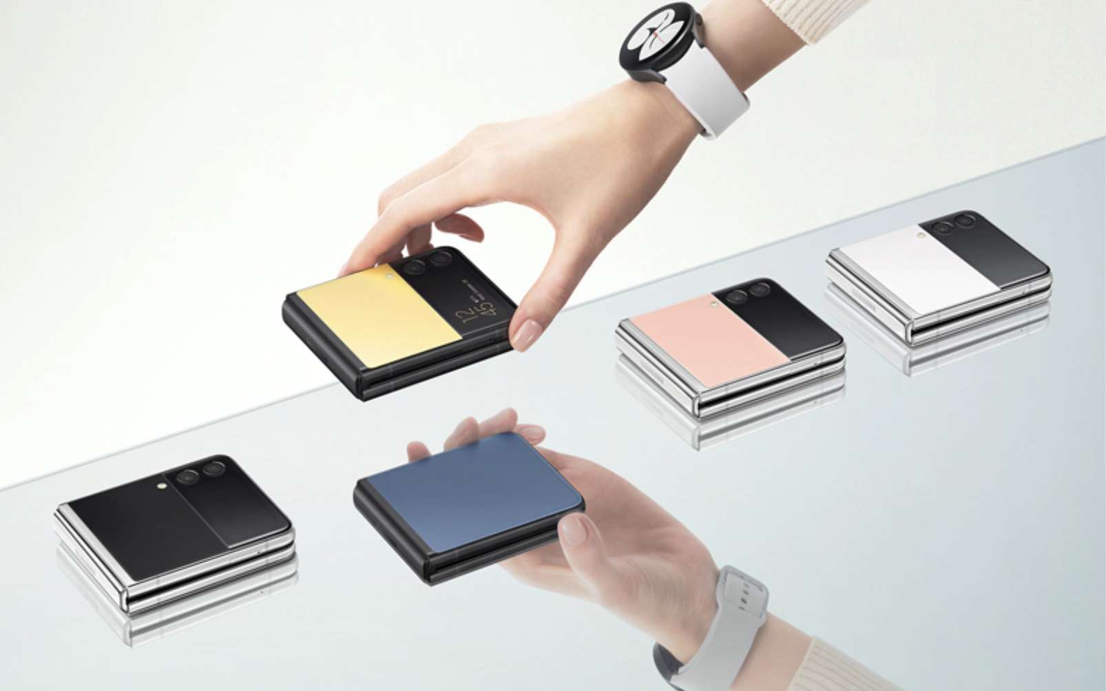 Une fois plié, le Galaxy Z Flip3 Bespoke Edition mesure seulement 4,2 pouces. © Samsung