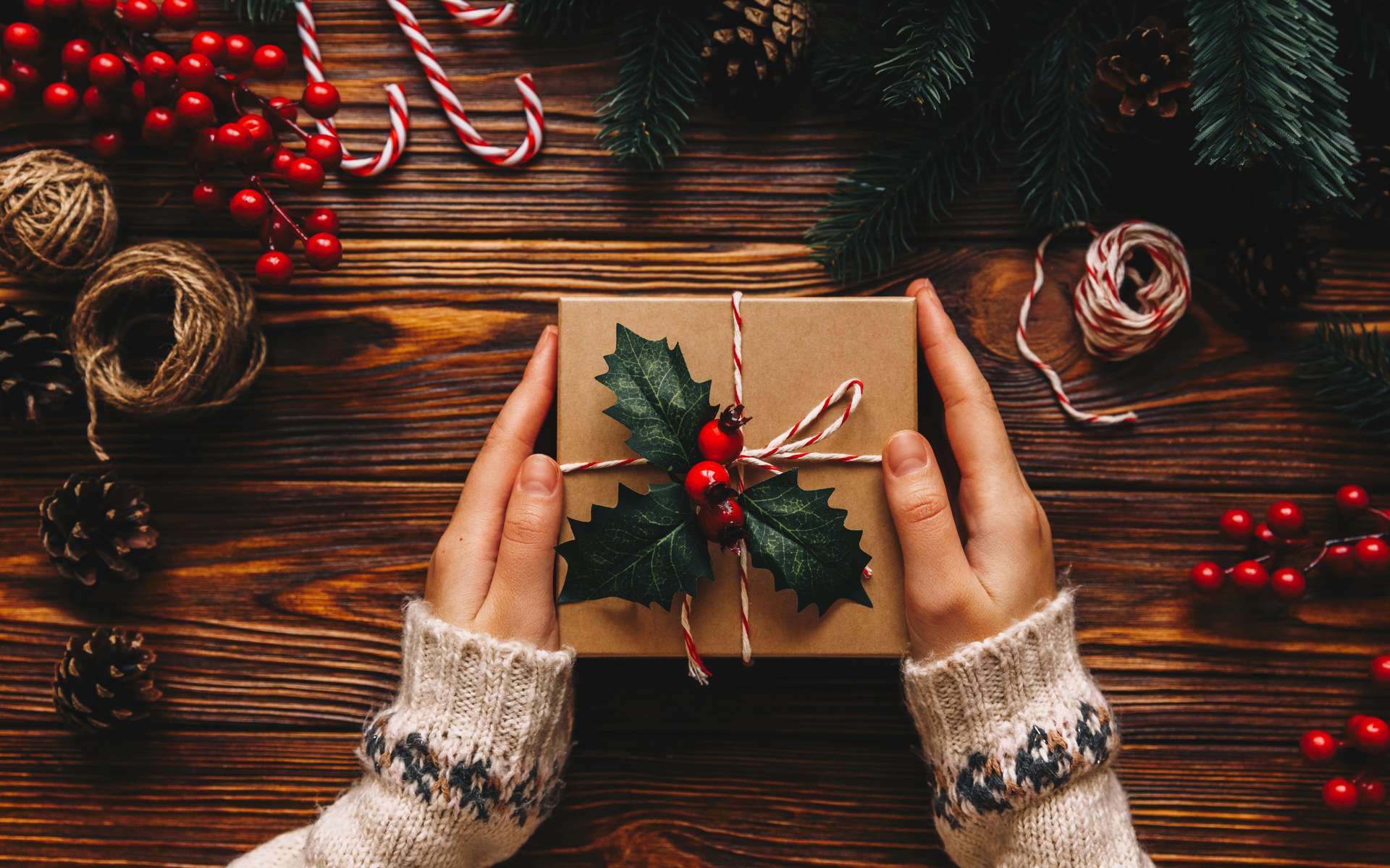 On peut deviner vos pensées en vous observant agiter vos cadeaux de Noël avant de les ouvrir !