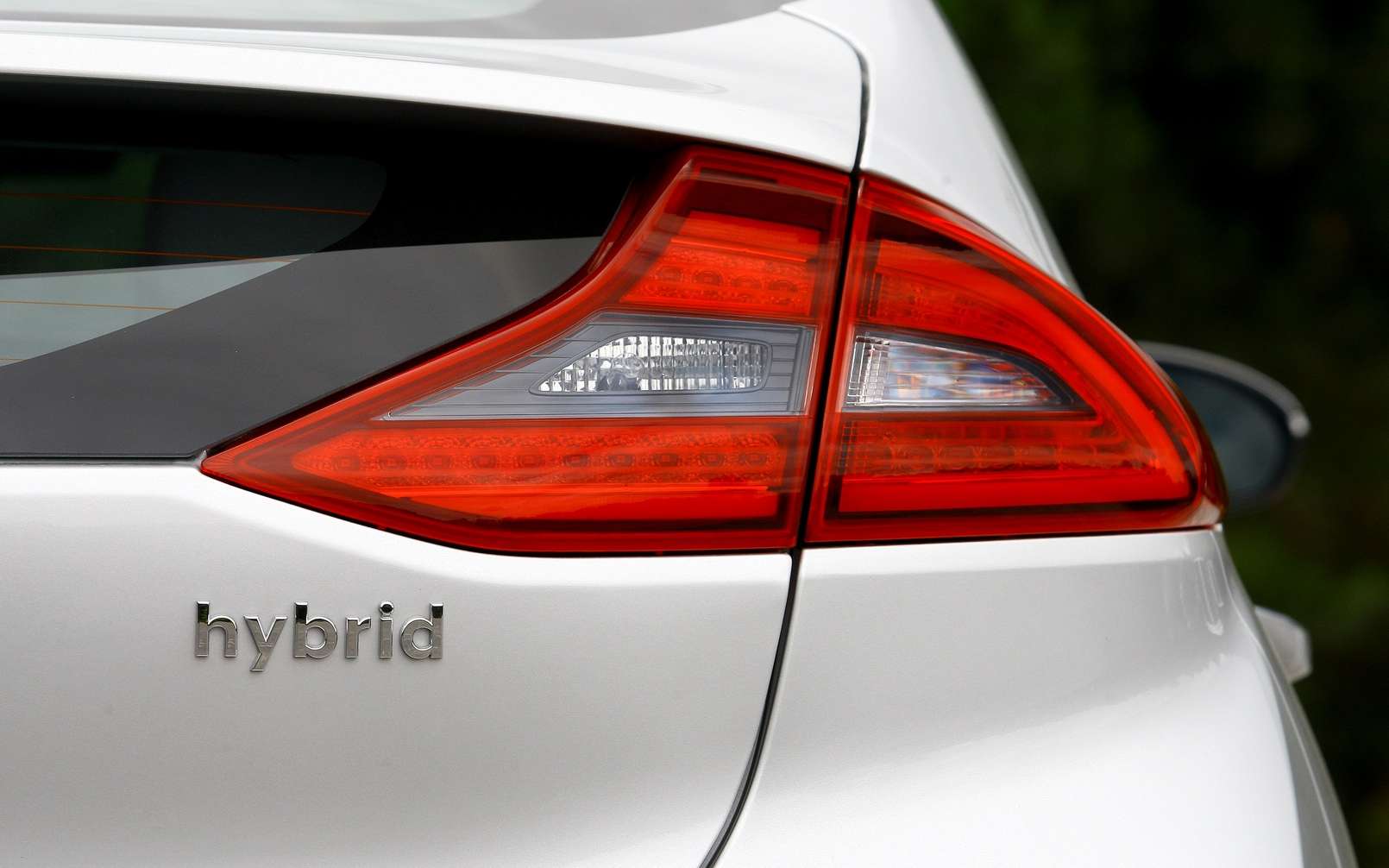 Les véhicules hybrides rechargeables ne seraient pas aussi vertueux que le prétendent les constructeurs ? C’est en tout cas que ce qu’affirment plusieurs études. © Otomobil / Shutterstock©