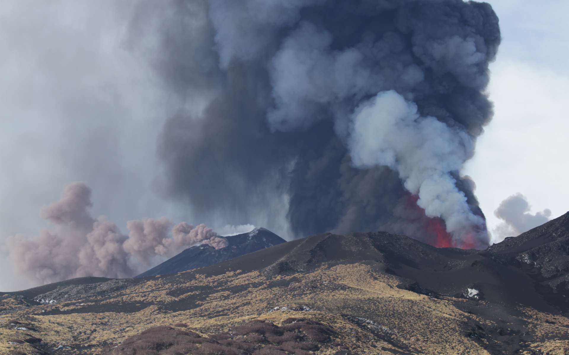 Éruption spectaculaire de l'Etna avec des fontaines de lave de plusieurs centaines de mètres de haut !