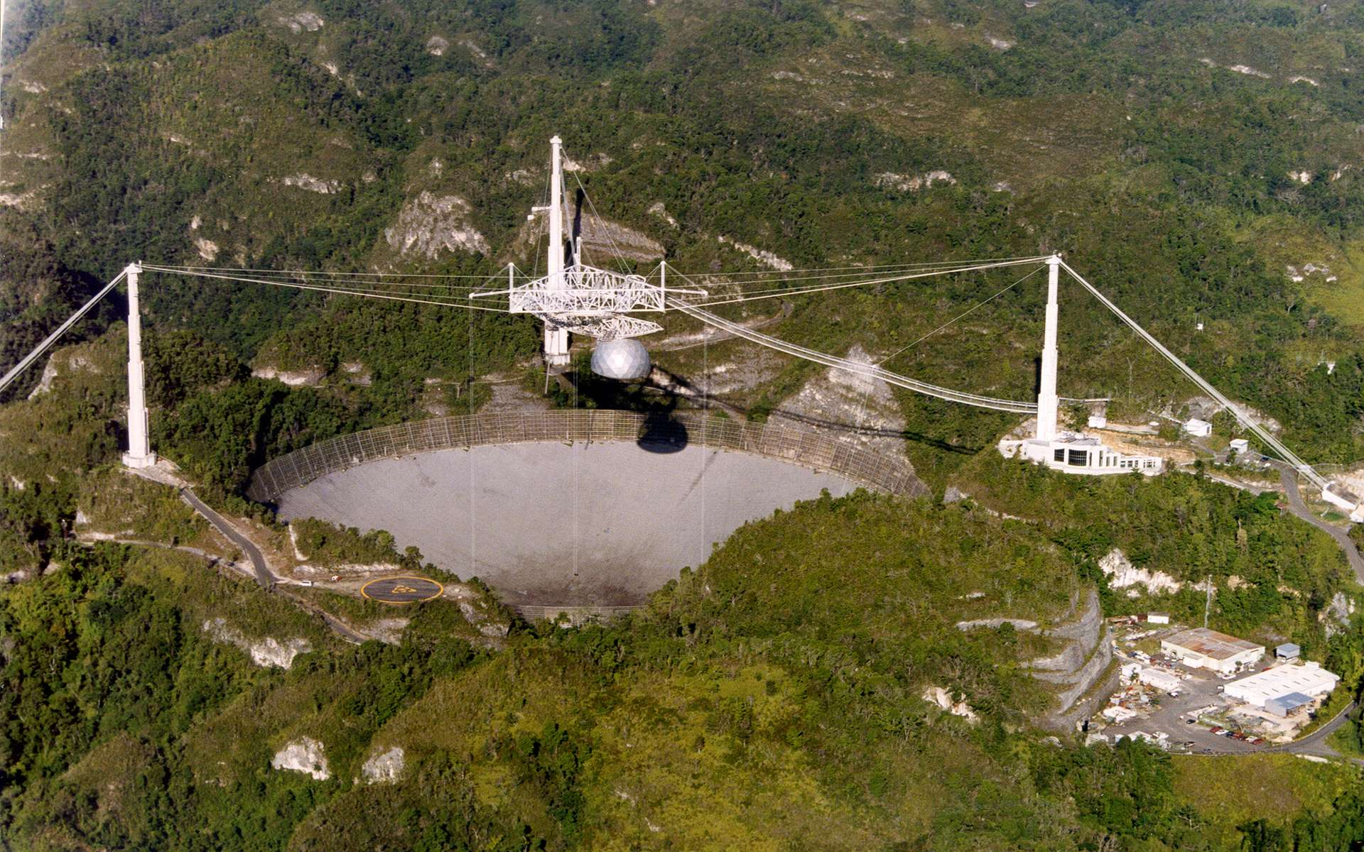 Le radiotélescope d'Arecibo. © NAIC, Arecibo Observatory