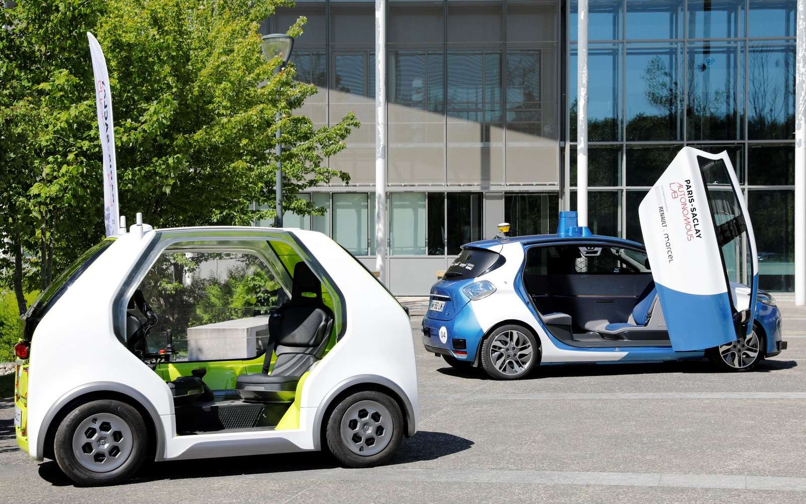 Les navettes autonomes EZ-Pod et Zoe Cab. © Renault