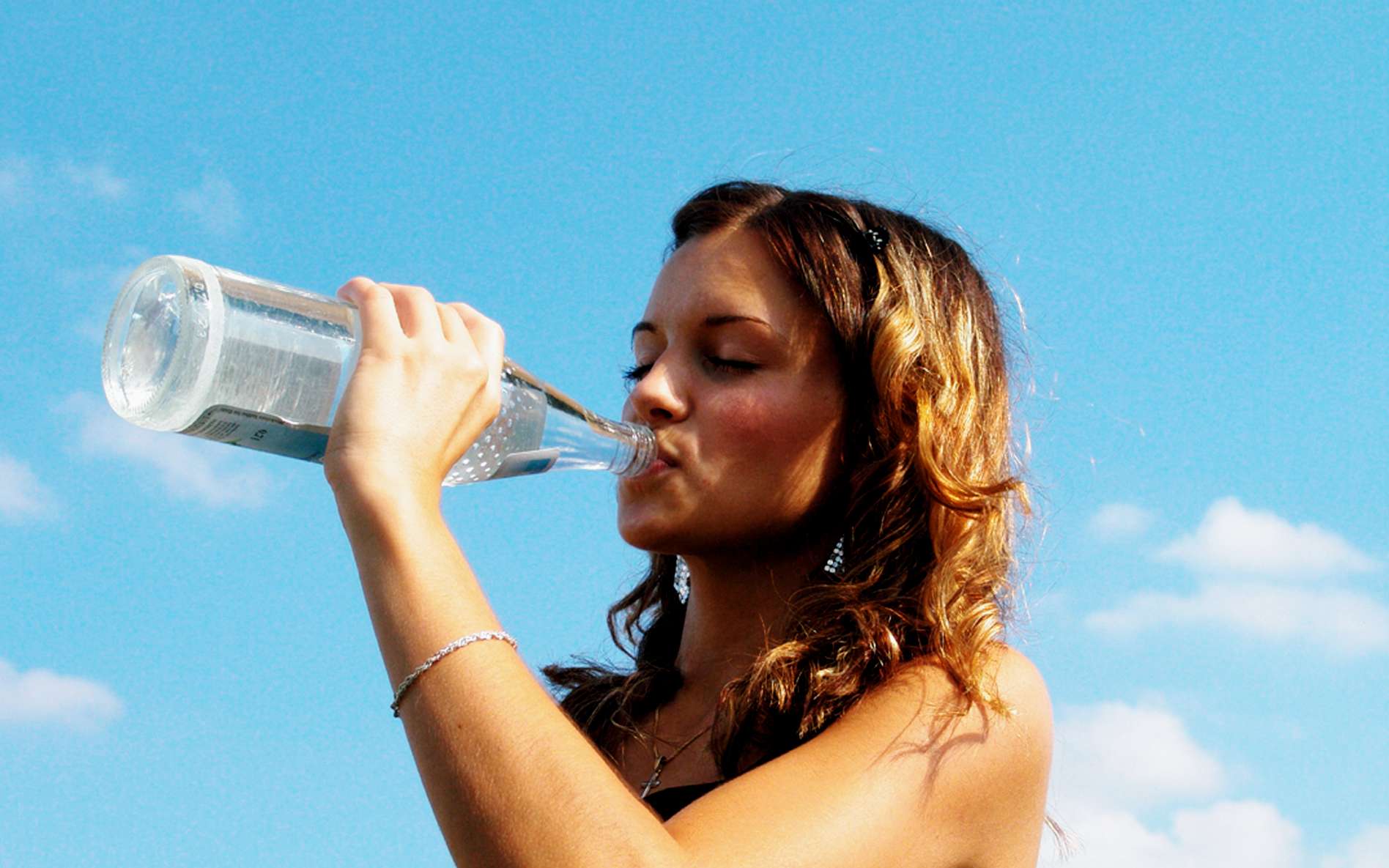 Ne pas boire assez d'eau : une mauvaise habitude bien plus dangereuse pour la santé qu'on ne le pense, alertent des chercheurs