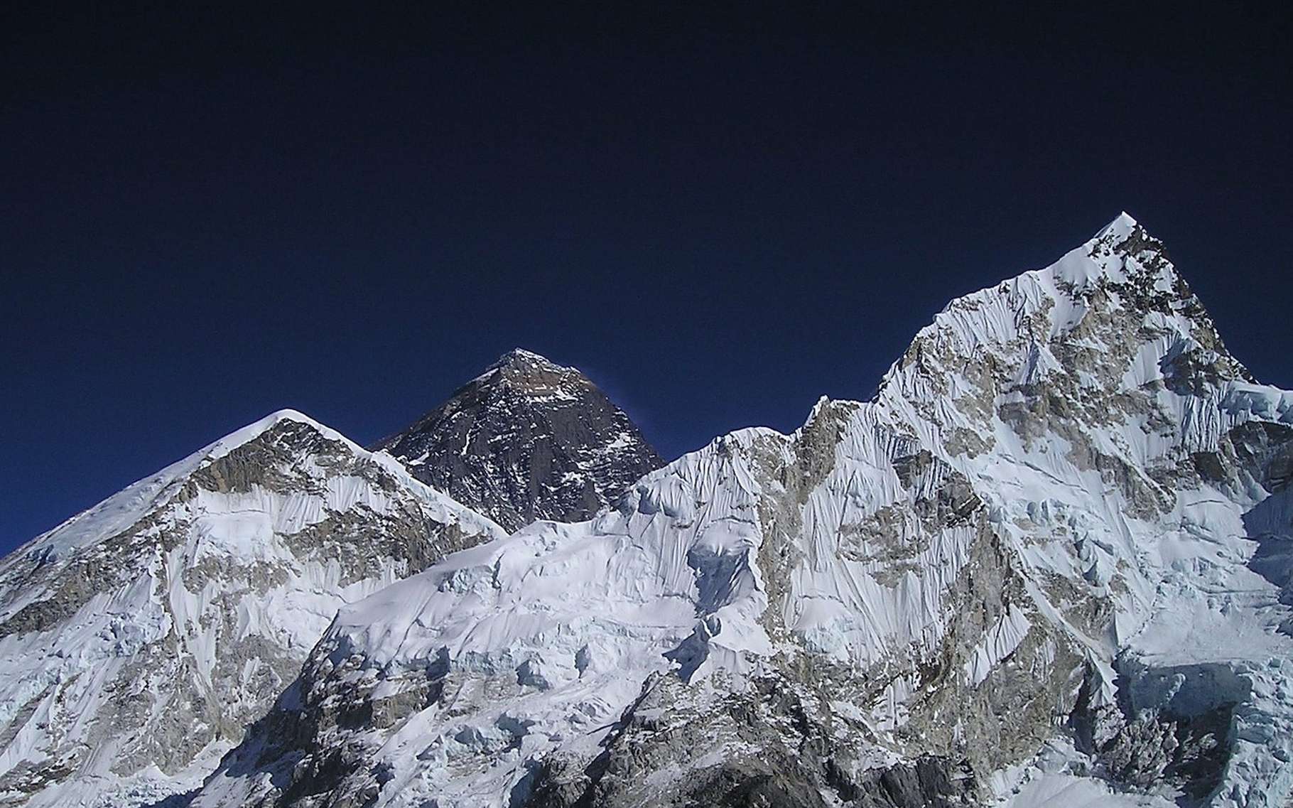 Avec une altitude de 8.848 mètres, l’Everest est officiellement le plus haut sommet du monde. © Simon, Pixabay License