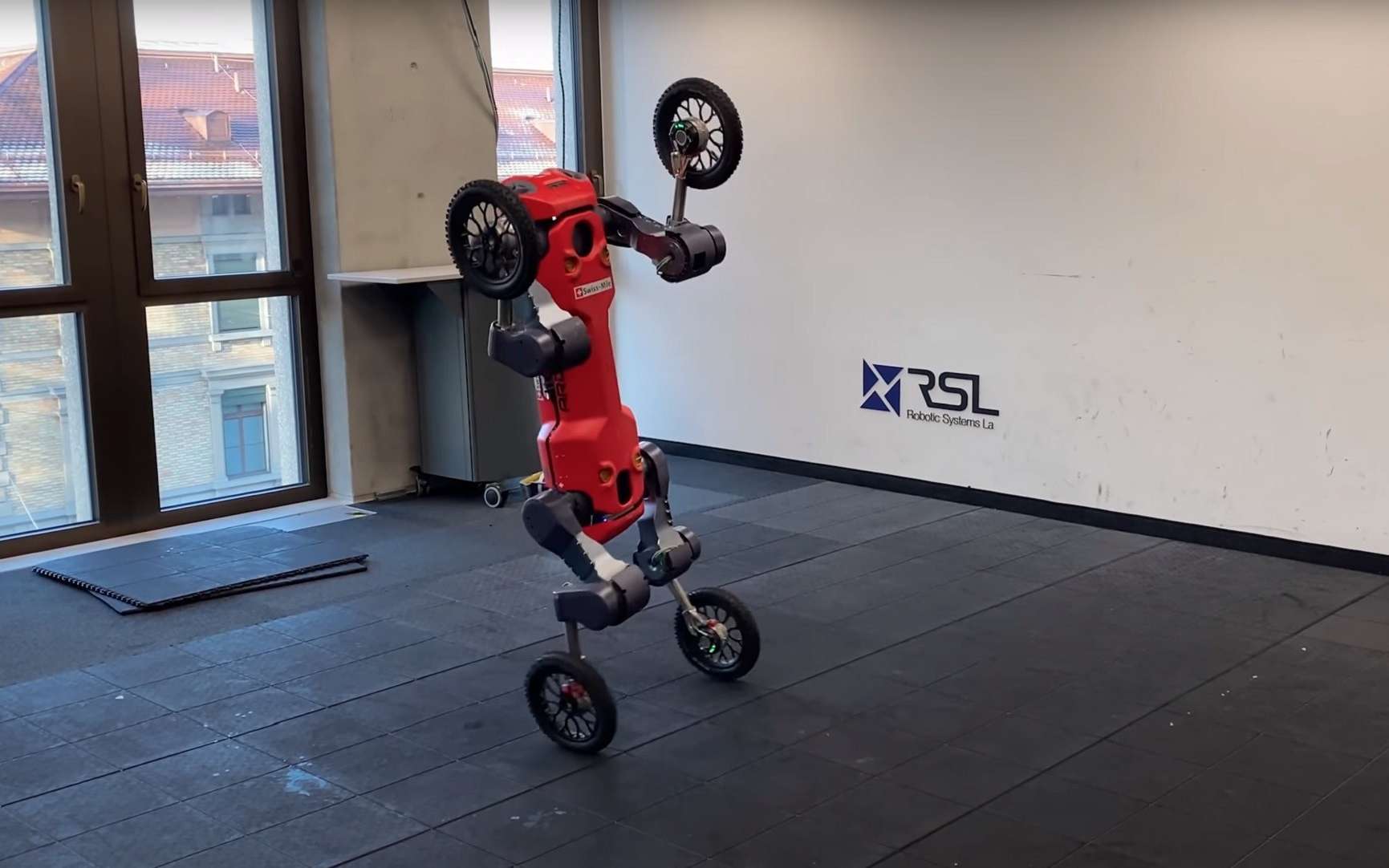 Ce robot, doté de roues au bout de ses pattes, est très rapide et agile, et idéal pour la livraison en ville. © ETH Zürich