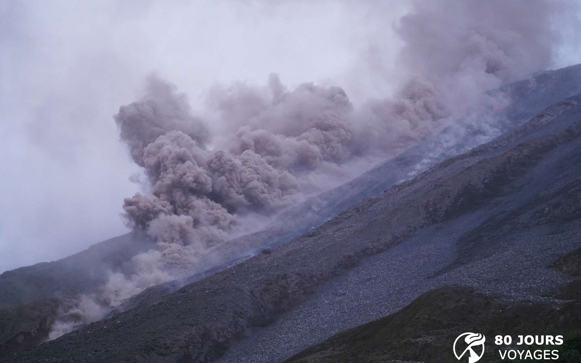 Vivre au pied d'un volcan en éruption en Indonésie