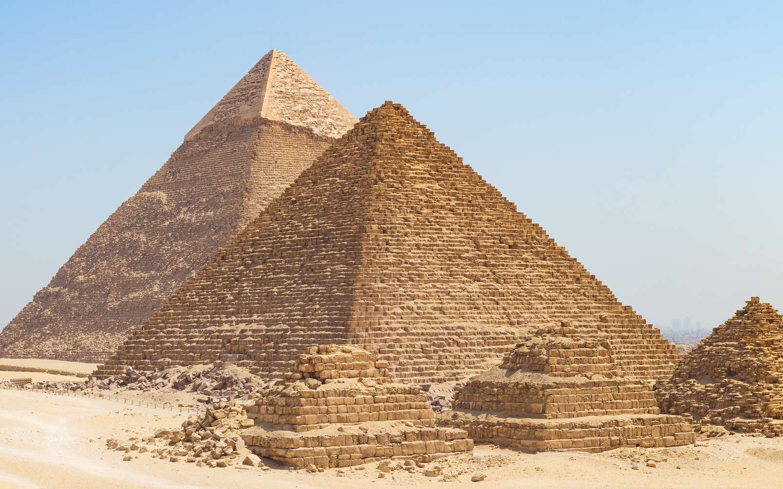 Le « projet du siècle » de recouvrir une pyramide d'Égypte de granit provoque un tollé !