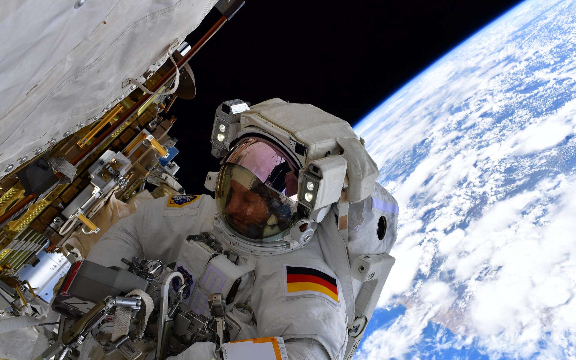 To zdjęcie stacji kosmicznej zostało zrobione z dwoma astronautami spacerującymi w kosmosie z… Ziemi!