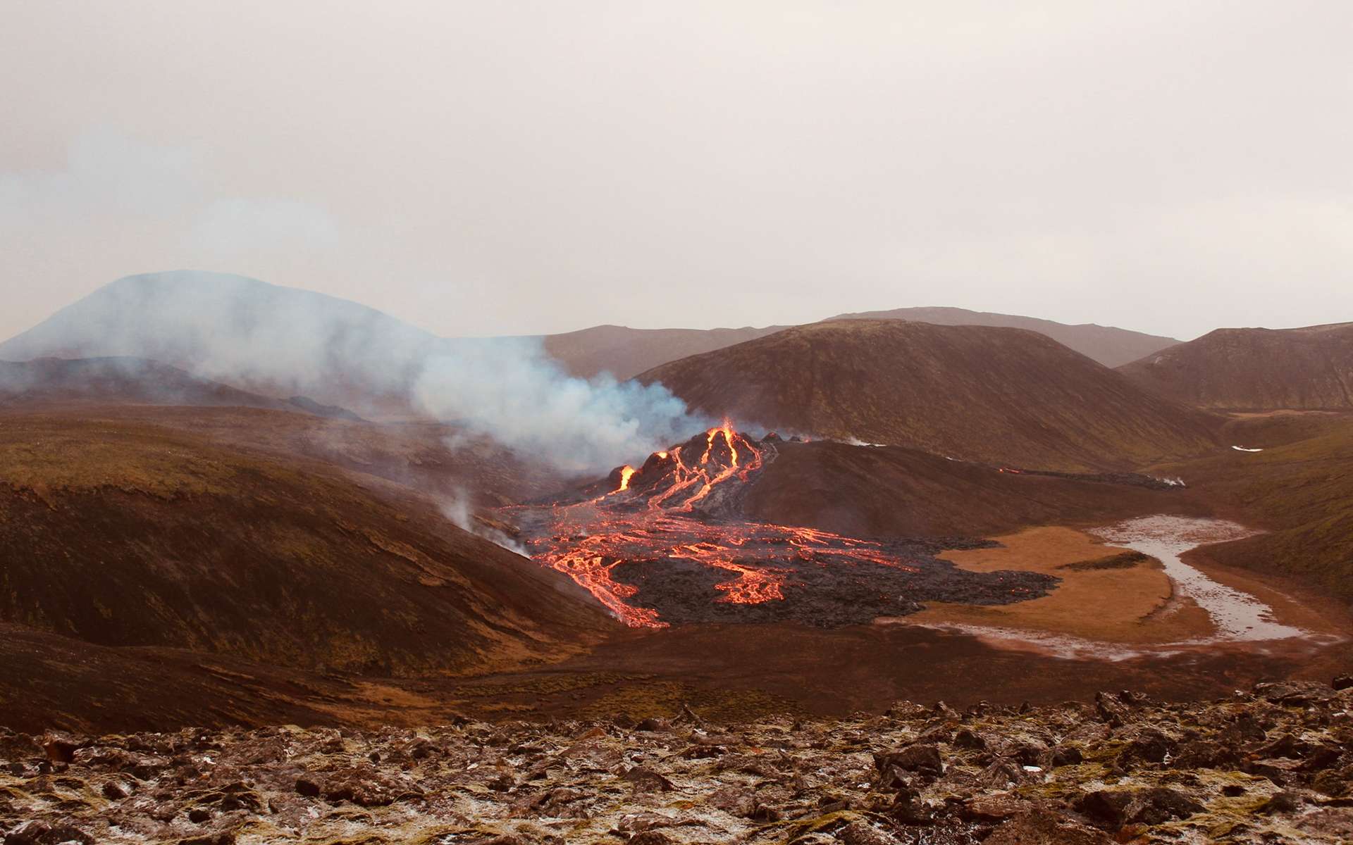  Islande  spectaculaires images d un volcan  en  ruption 
