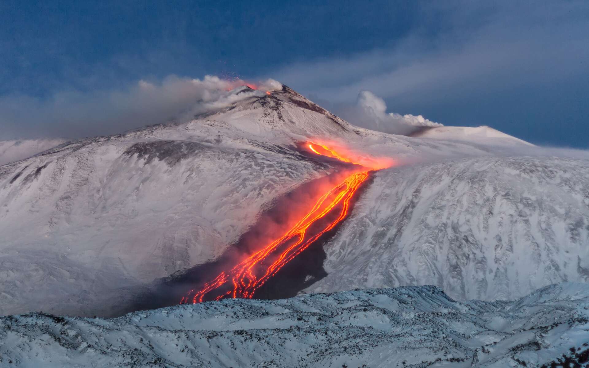 Etna : des skieurs dévalent les pentes du volcan à proximité d'une coulée de lave !
